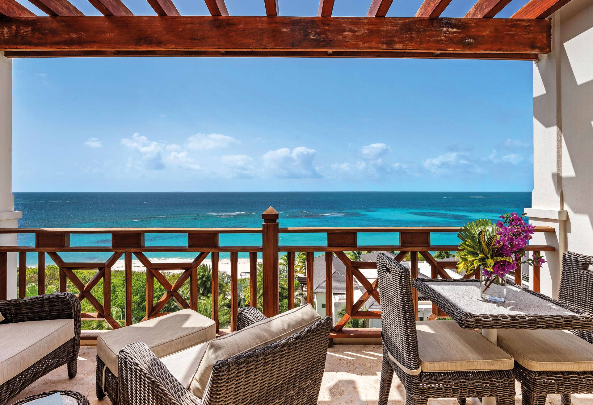 Ocean View Penthouse 3 Bedroom Kitchen/pool