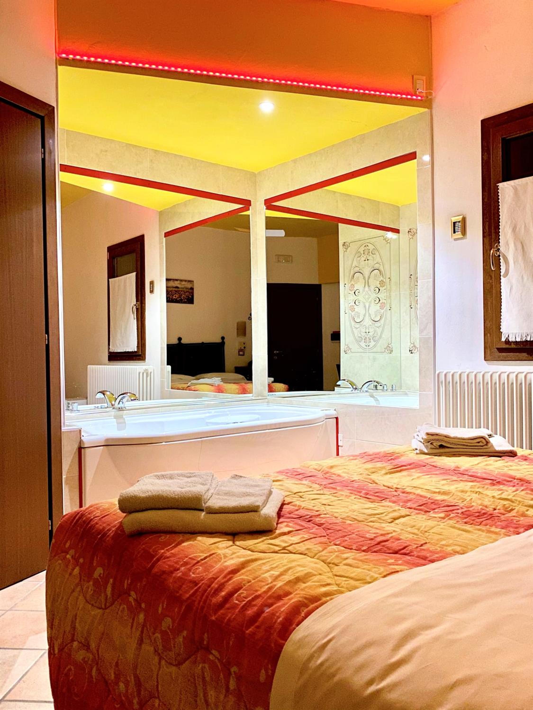 Double Room with Spa Bath photo 1
