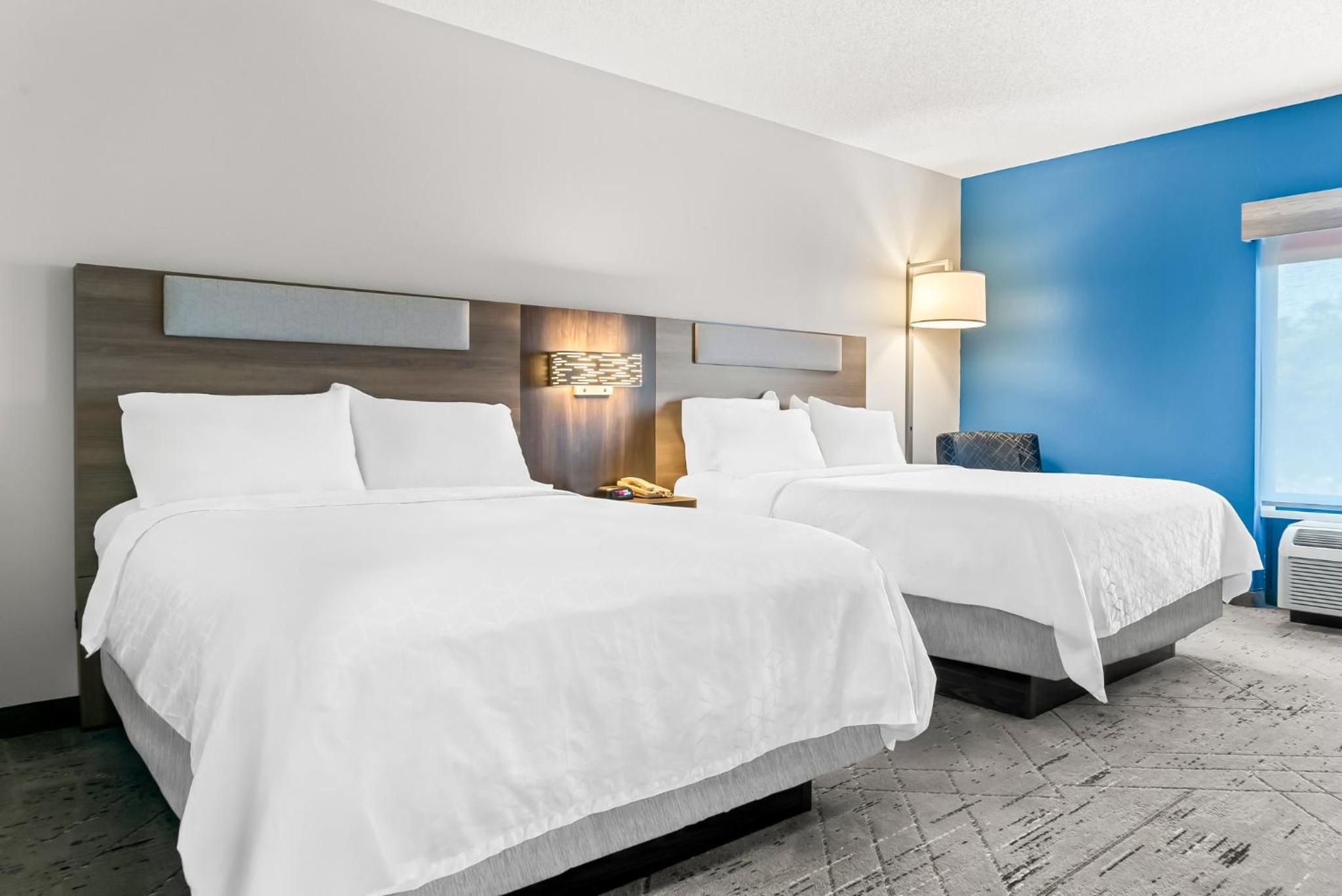 Standard Room with Two Queen Beds - Photo 1