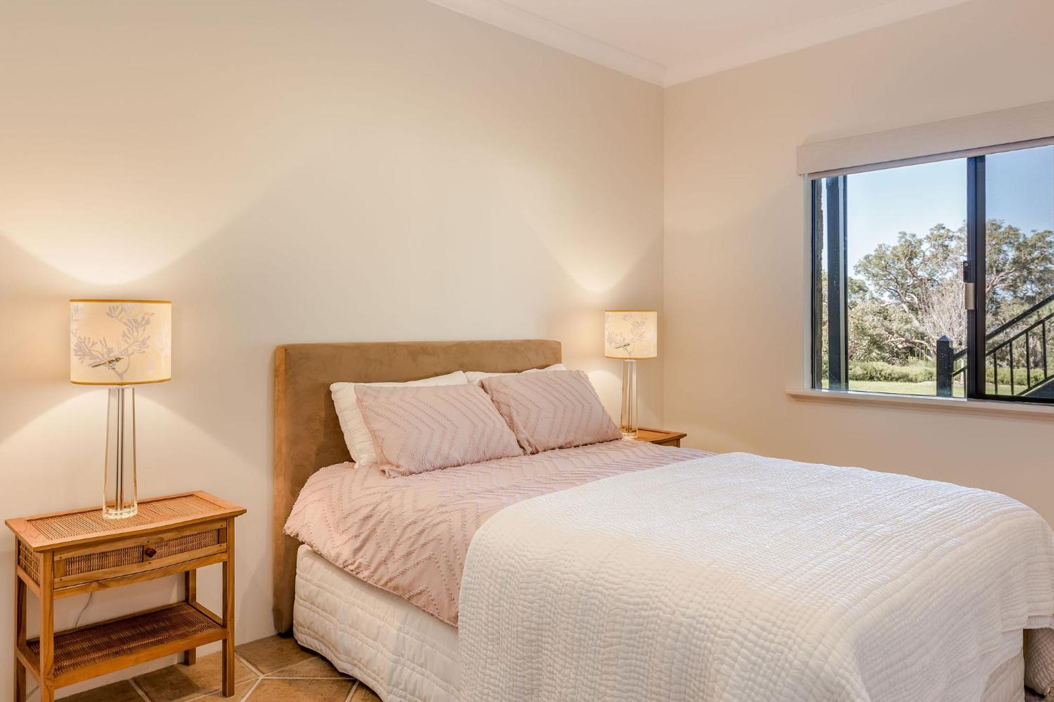 Five-Bedroom House photo 1
