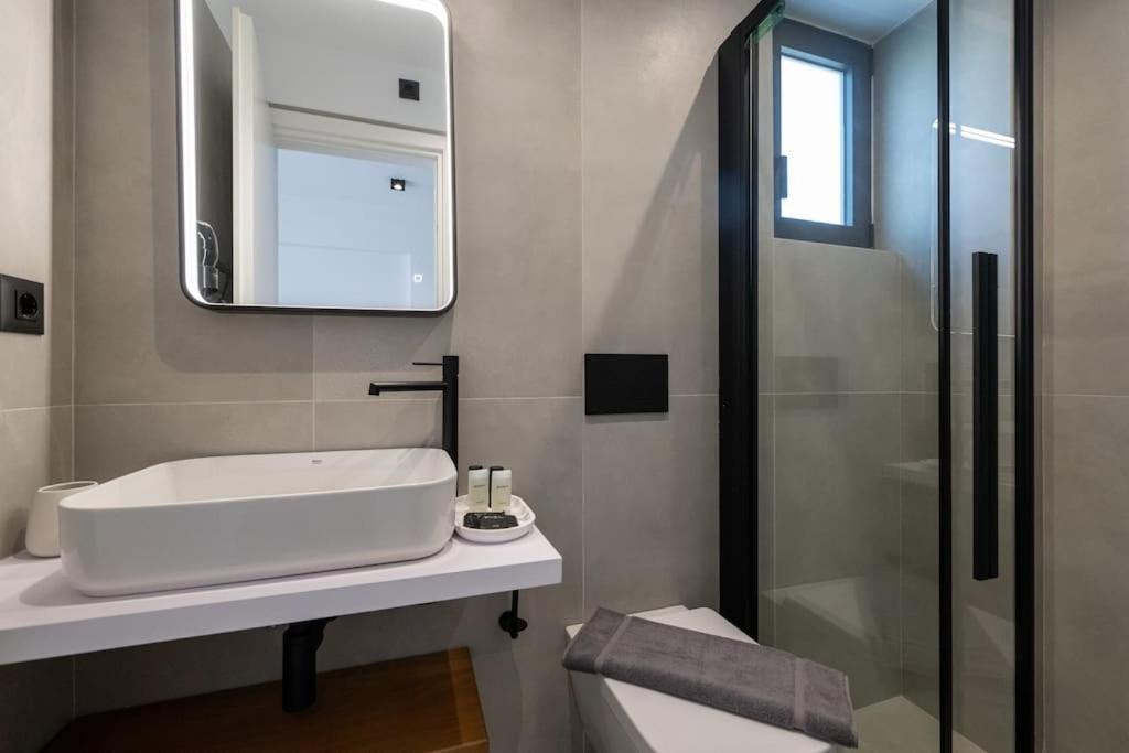 One-Bedroom Apartment with Balcony photo 2