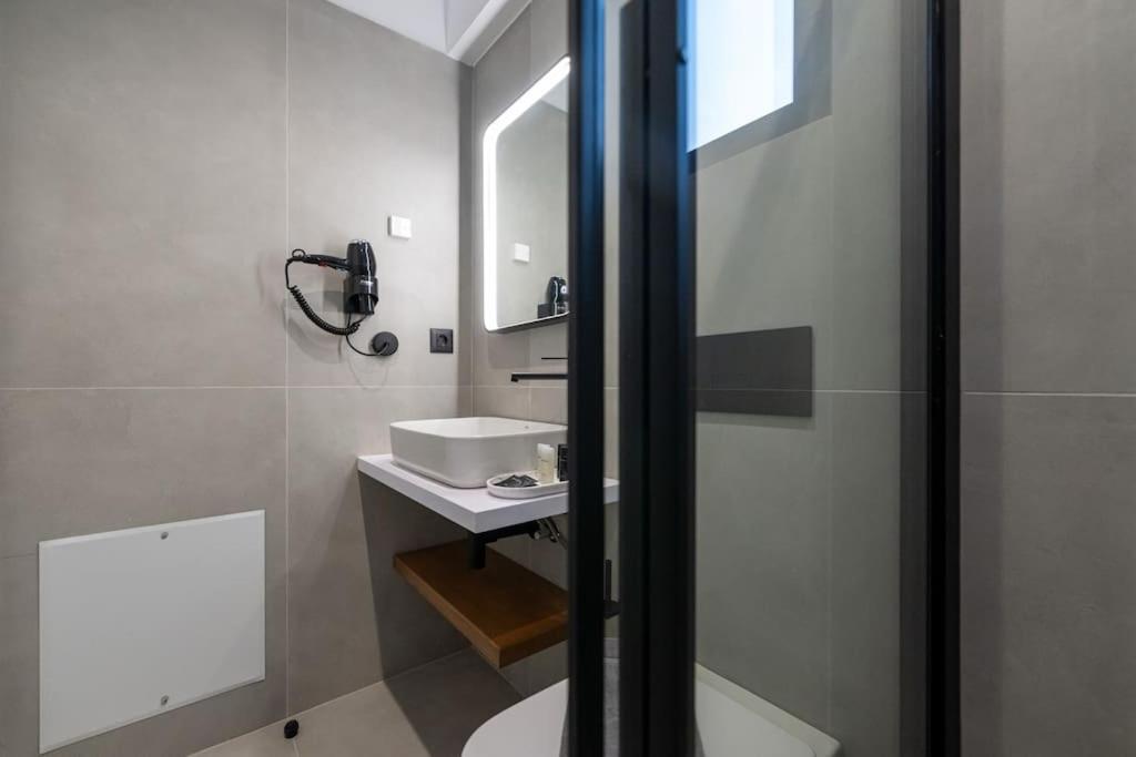 One-Bedroom Apartment with Balcony photo 3