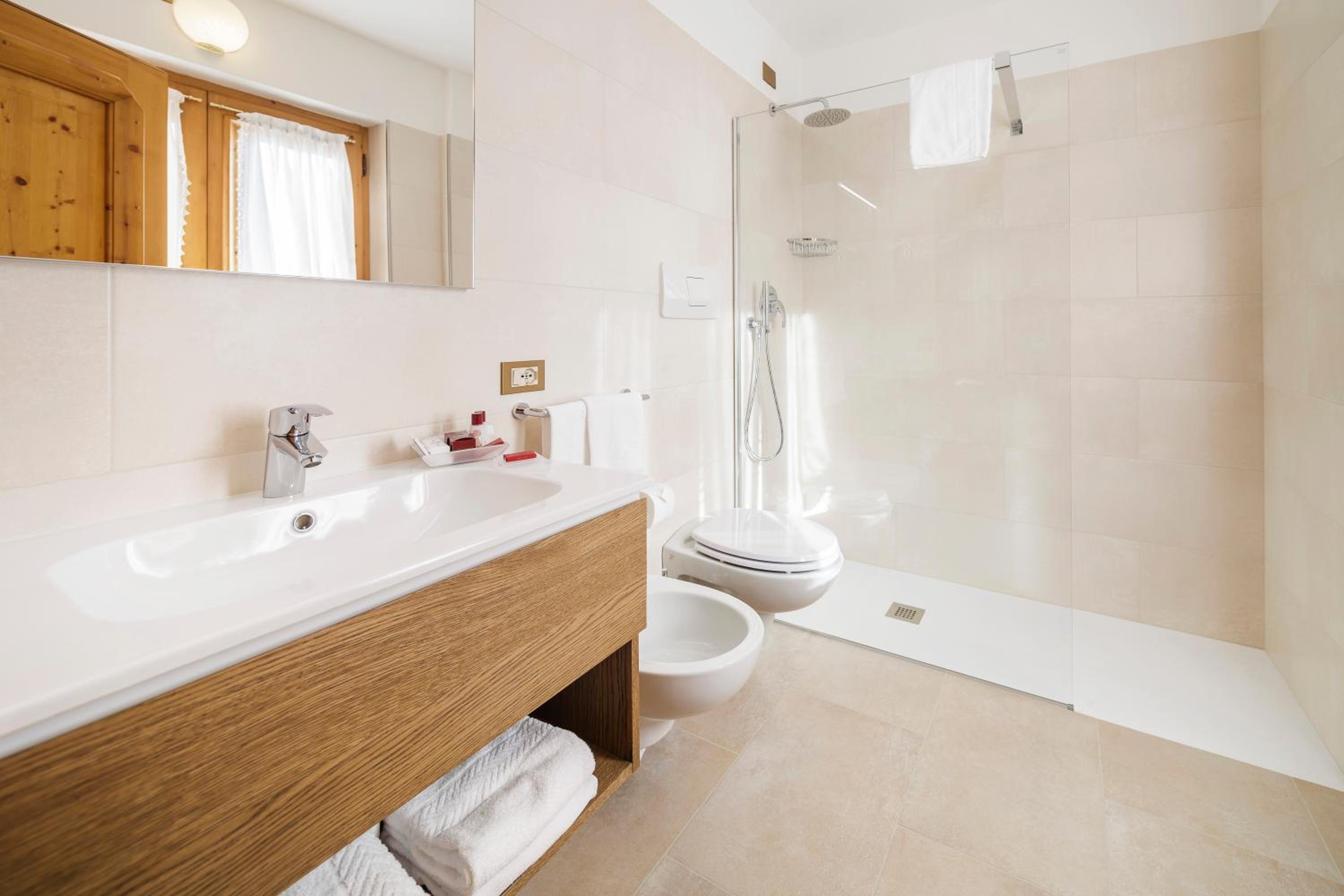 Standard Double Room - Photo 9