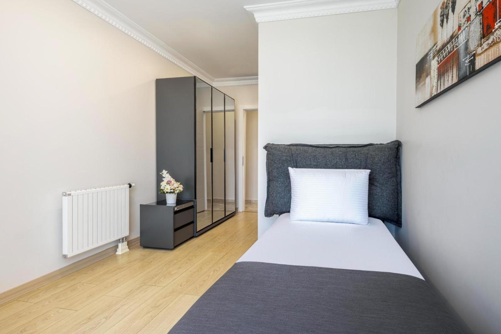 Three Bedroom Corner with City View photo 3