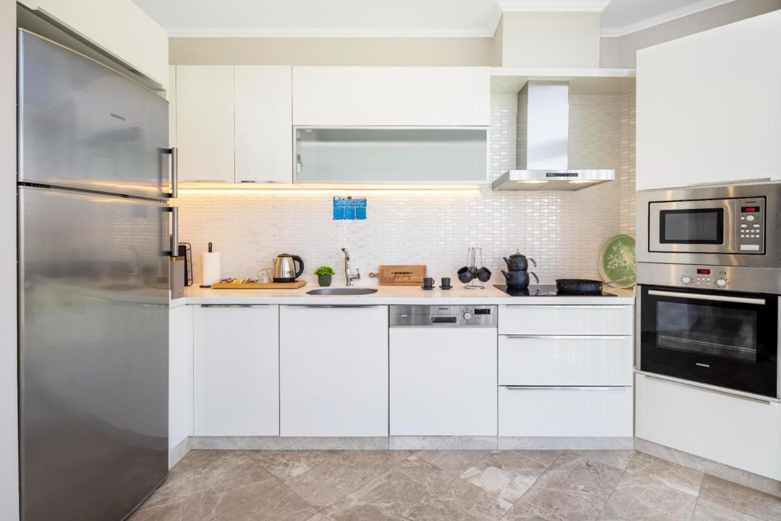 Three Bedroom Corner with City View photo 2