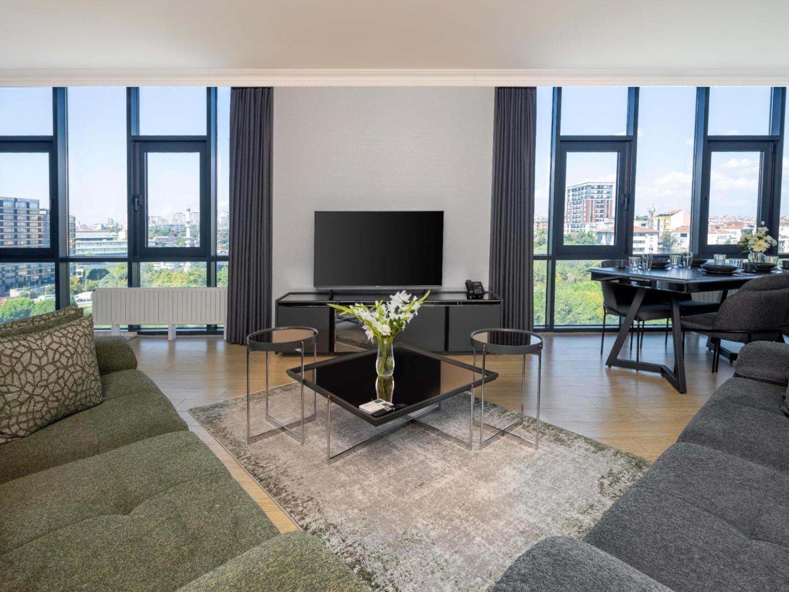 Three Bedroom Corner with City View photo 1