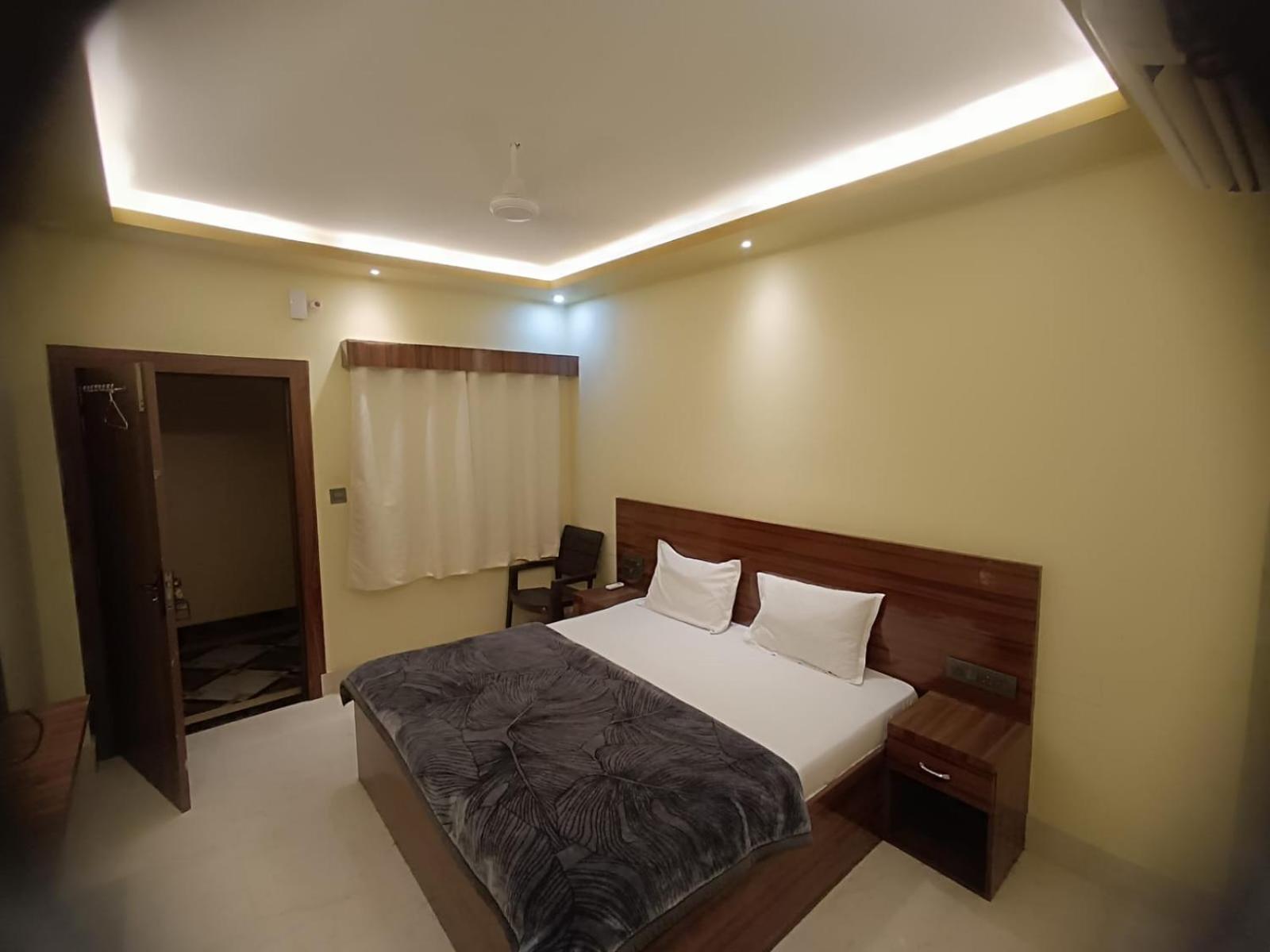 Deluxe Double Room (2 Adults + 1 Child)