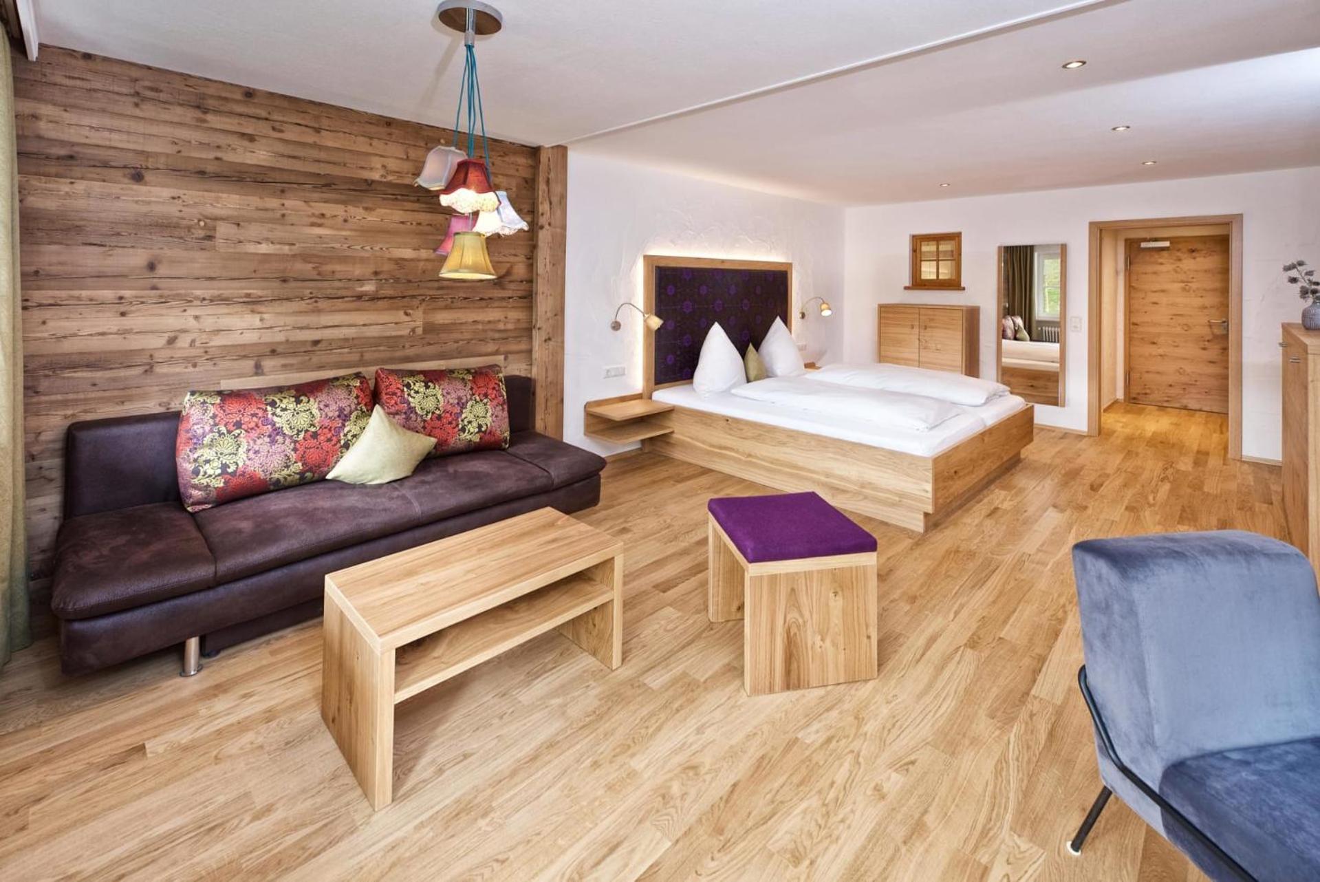 Deluxe Double Room with Balcony - Photo 7