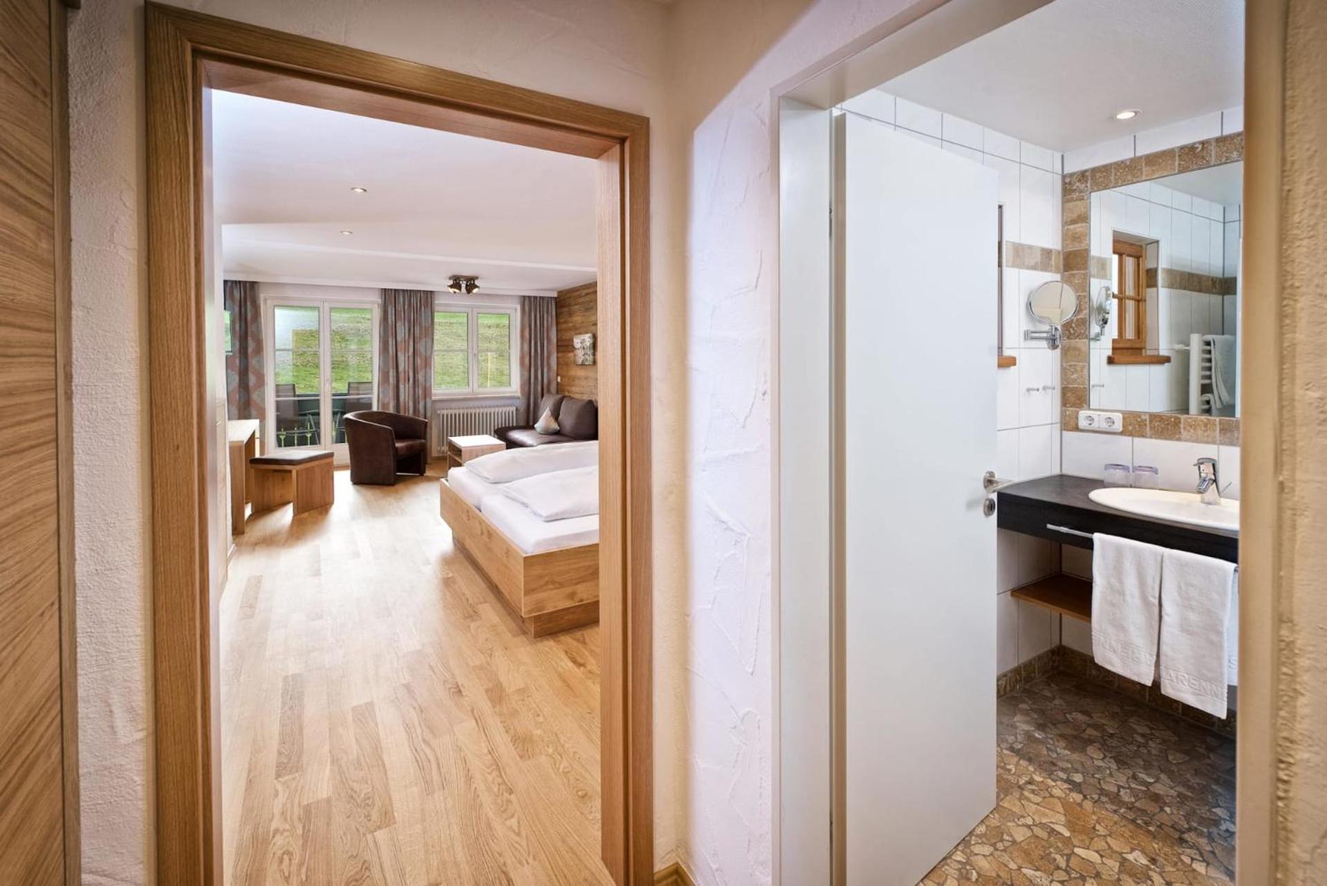 Deluxe Double Room with Balcony - Photo 6