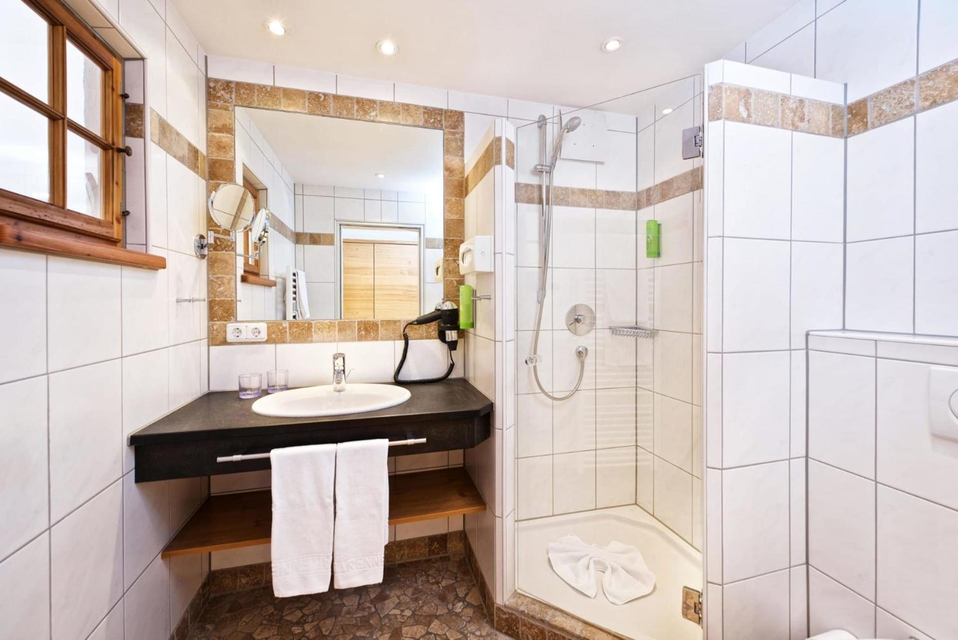 Deluxe Double Room with Balcony - Photo 4