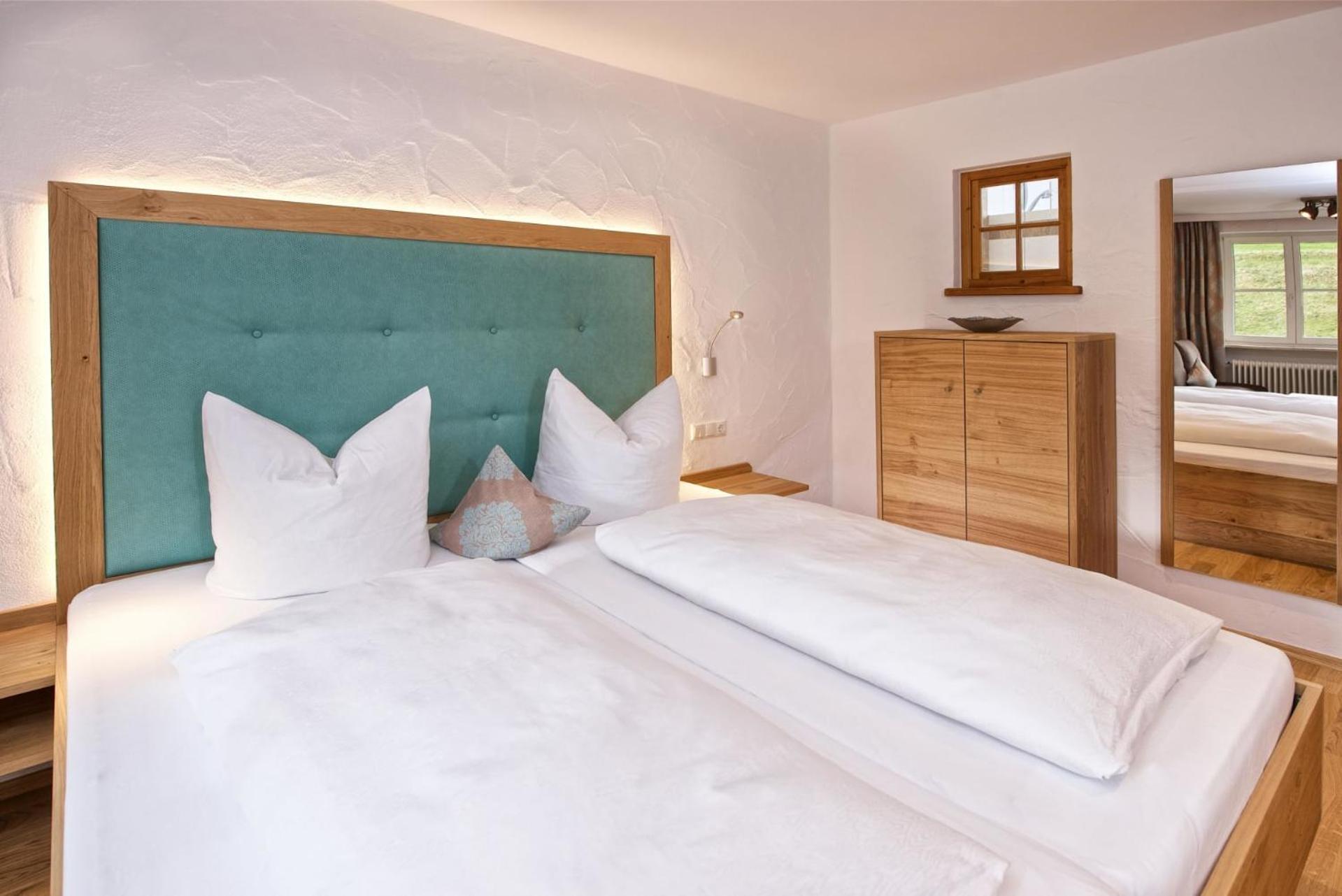 Deluxe Double Room with Balcony - Photo 11