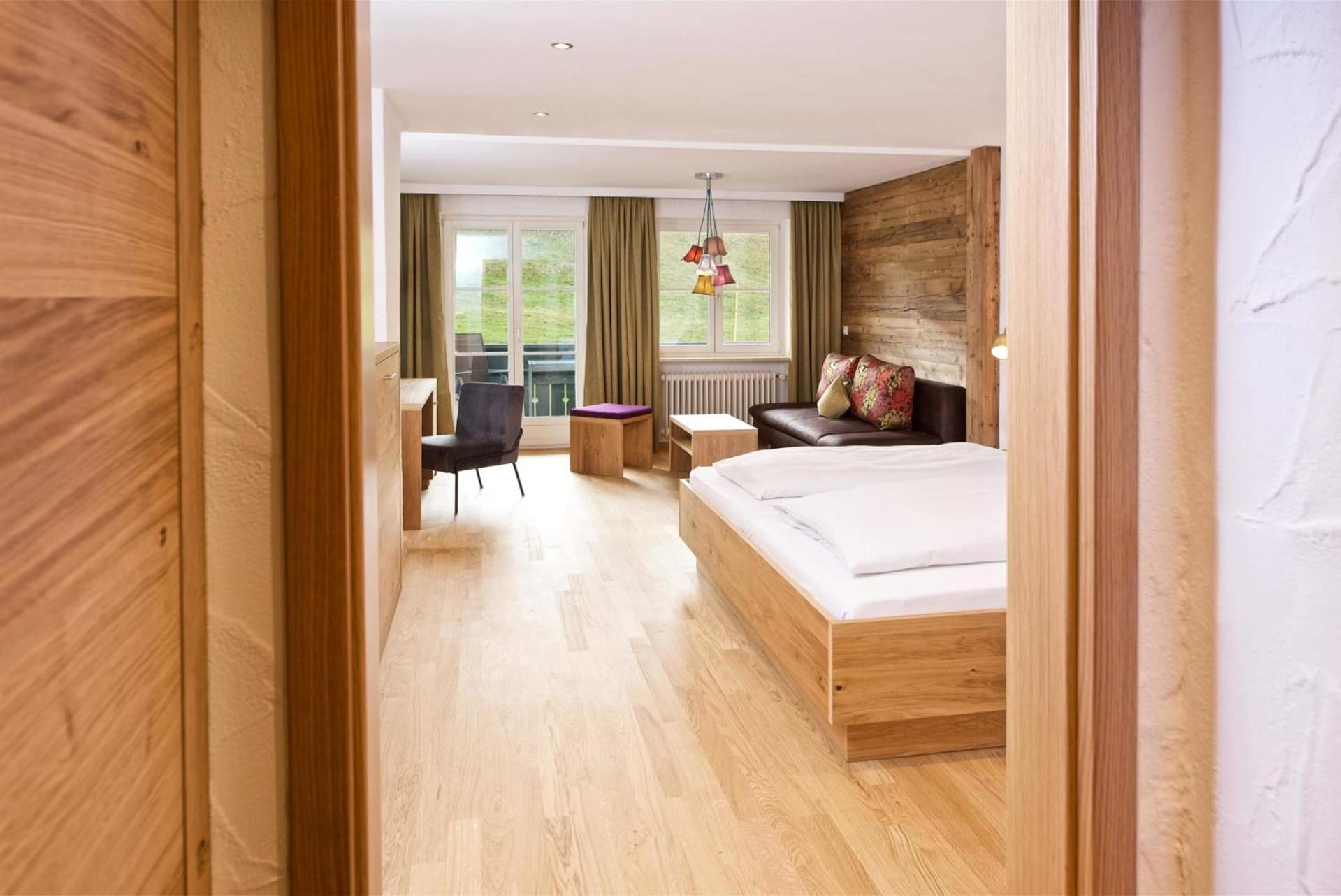 Deluxe Double Room with Balcony - Photo 10