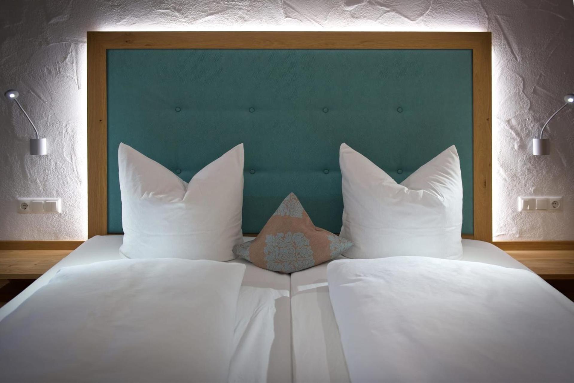 Deluxe Double Room with Balcony - Photo 8