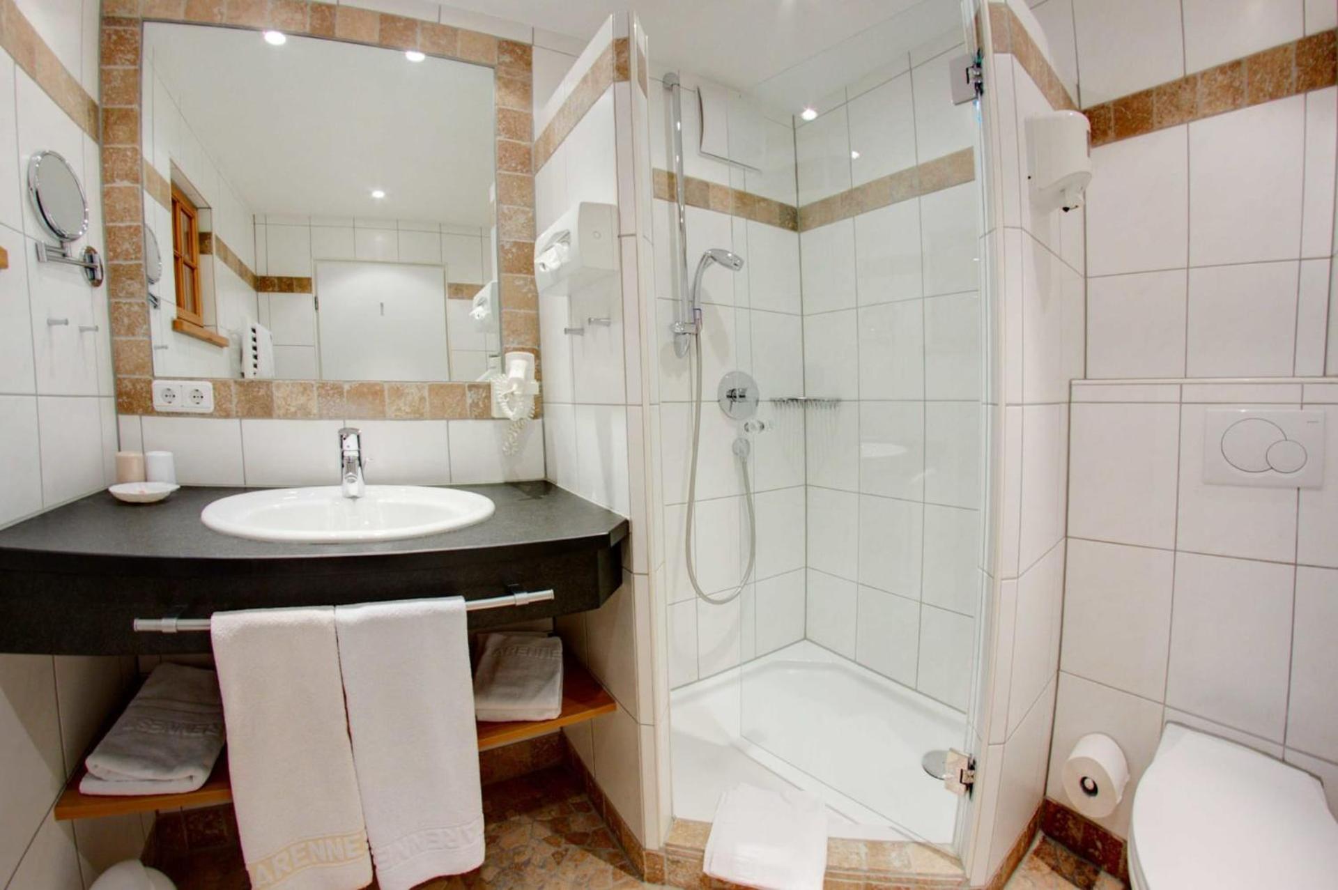 Deluxe Double Room with Balcony - Photo 9