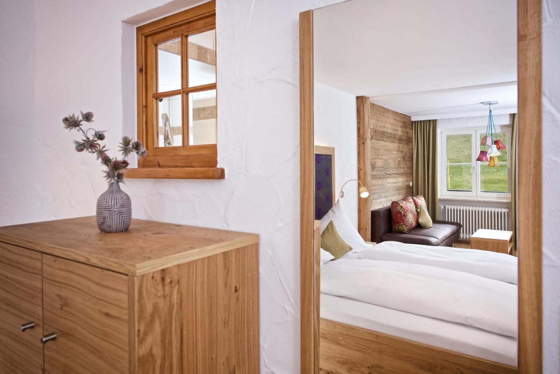 Deluxe Double Room with Balcony - Photo 3