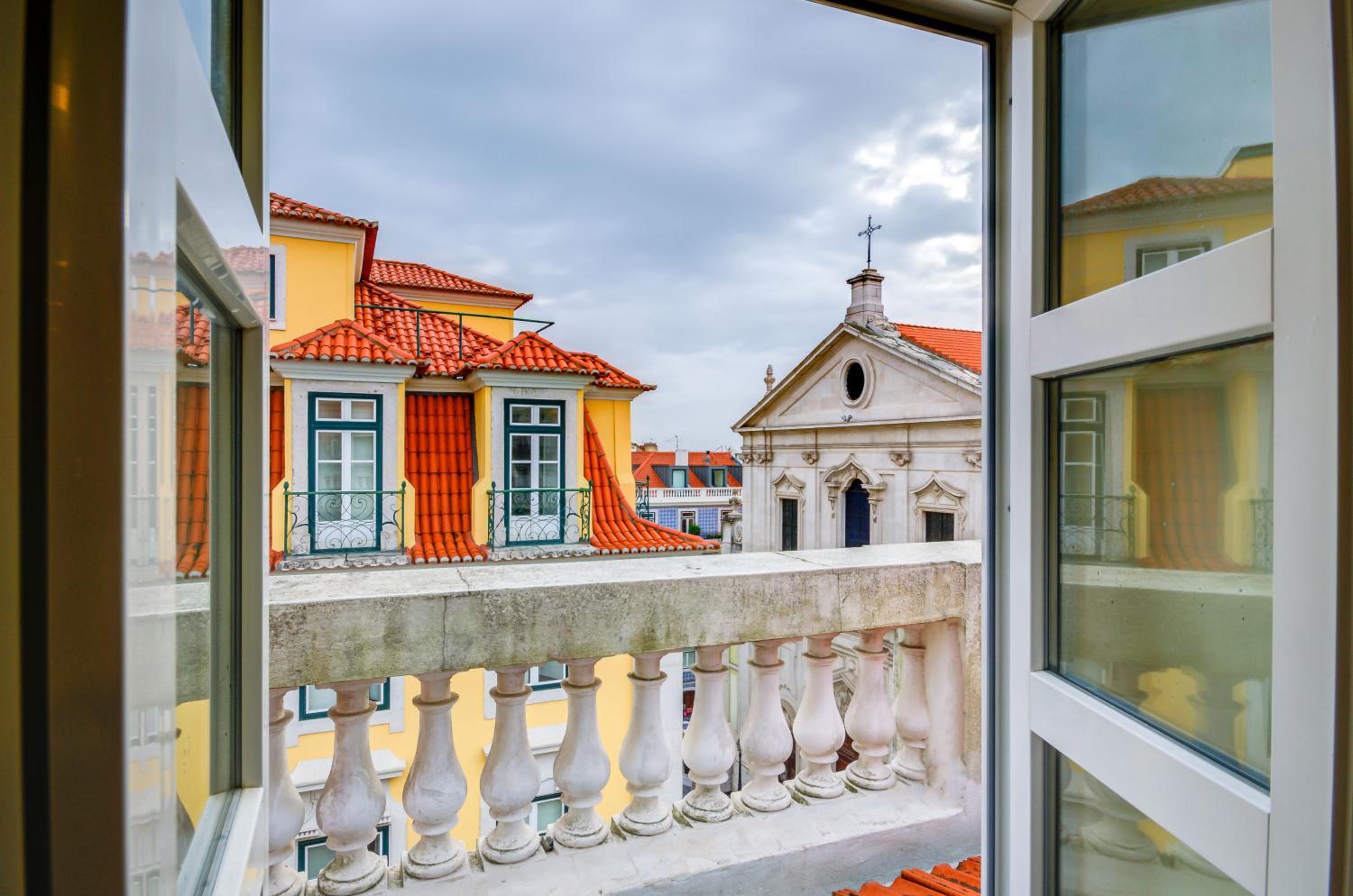 Superior Triple Room with Chiado View thumbnail 6