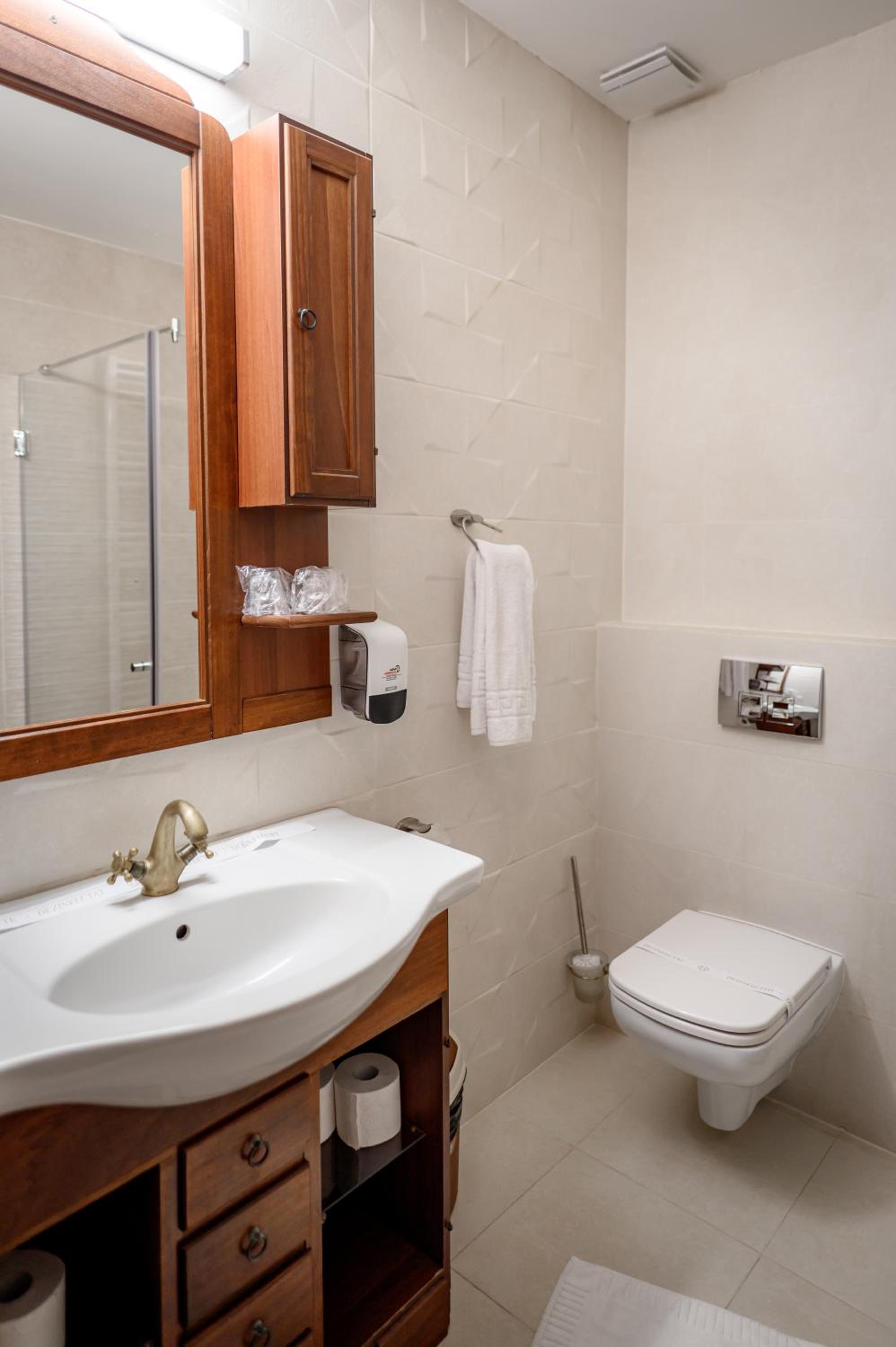 Deluxe Double Room with Balcony photo 3