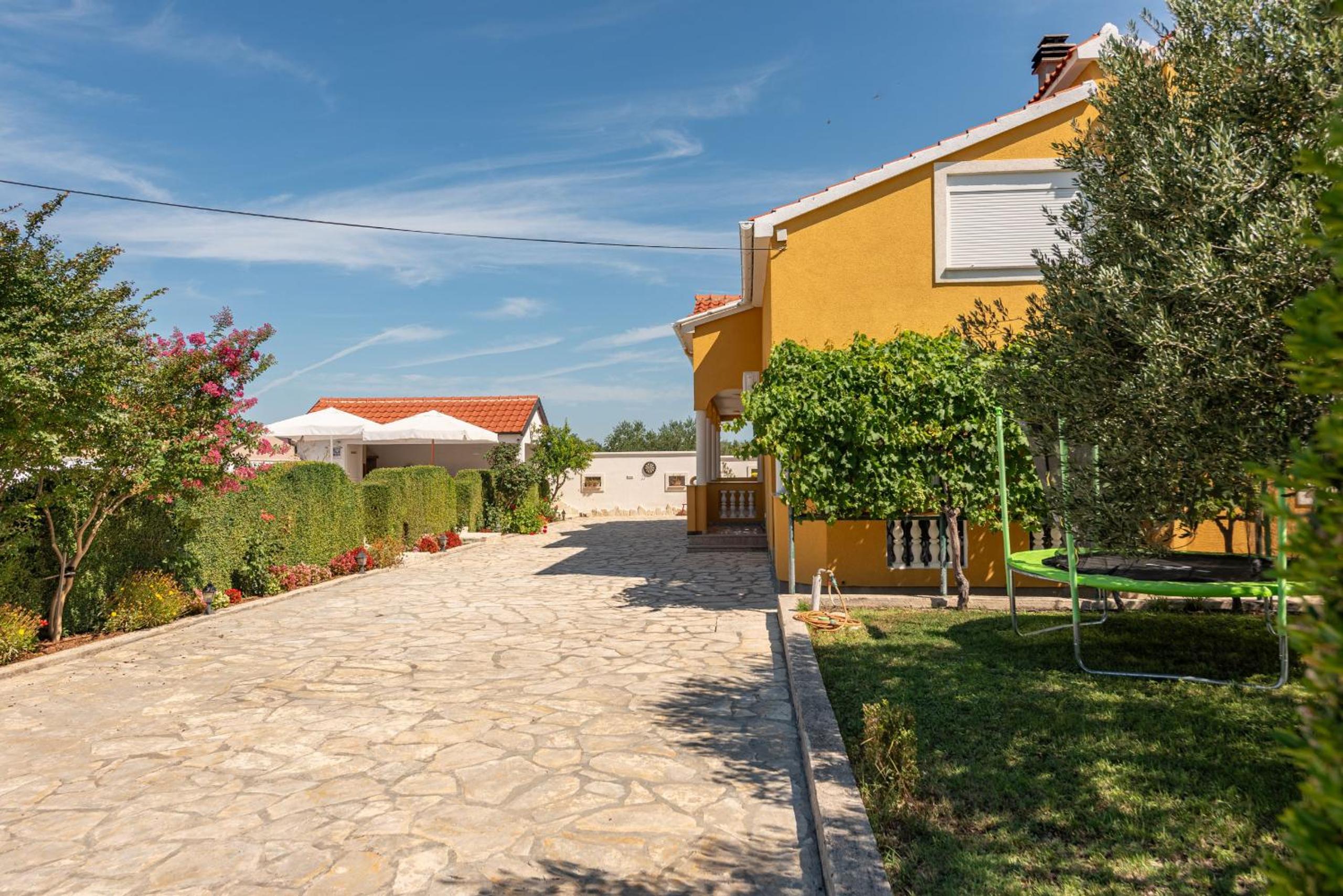 Villa photo 3