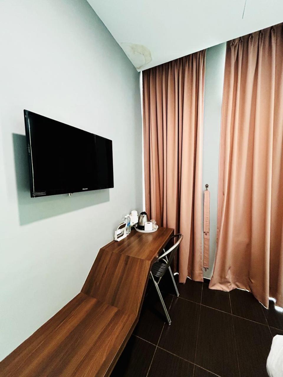 Deluxe King Room - Photo 8