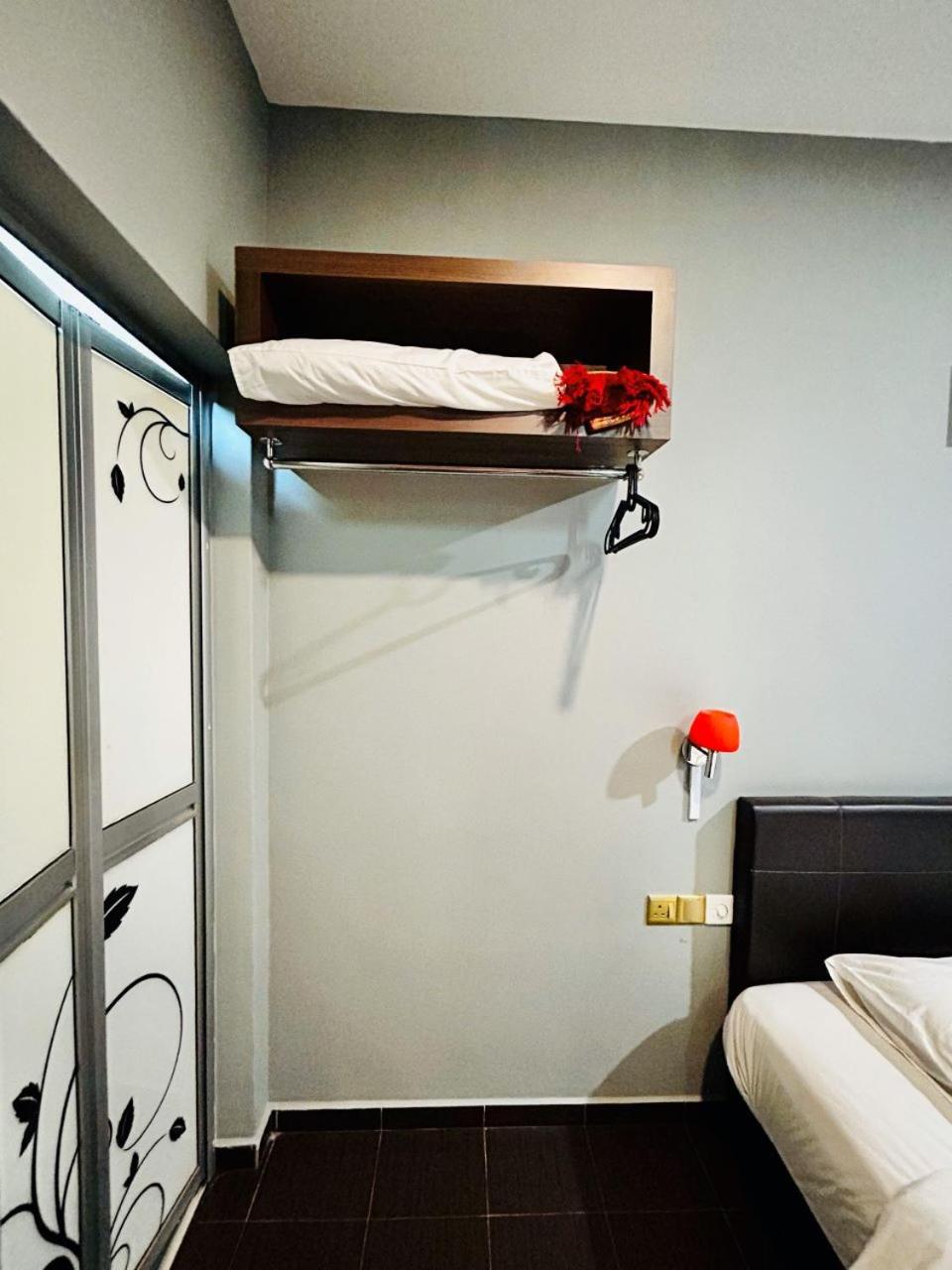 Deluxe King Room - Photo 7