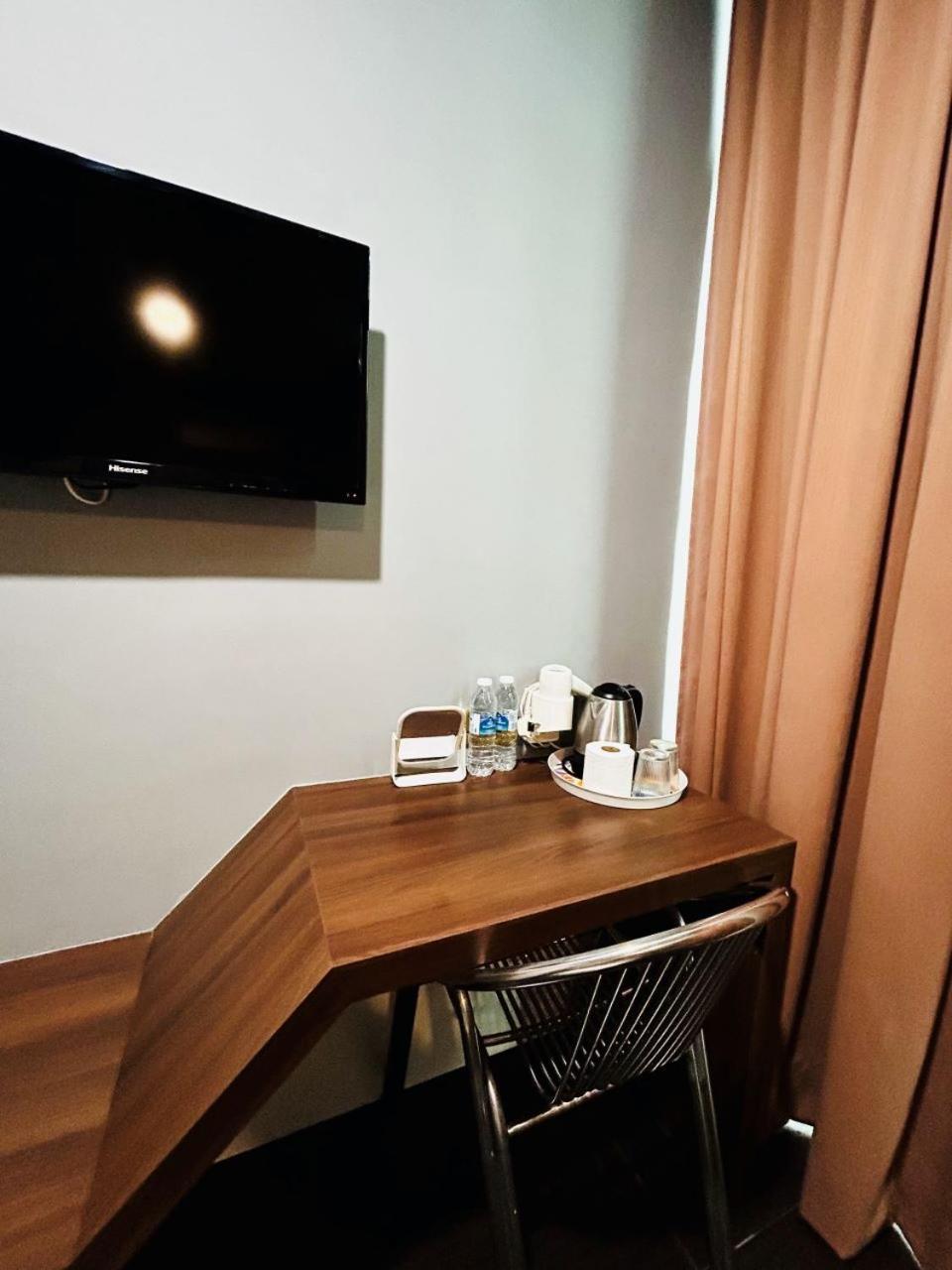 Deluxe King Room - Photo 9