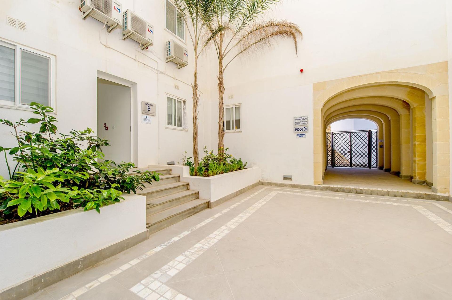 Three Bedroom Deluxe penthouse with balcony 6th floor photo 3