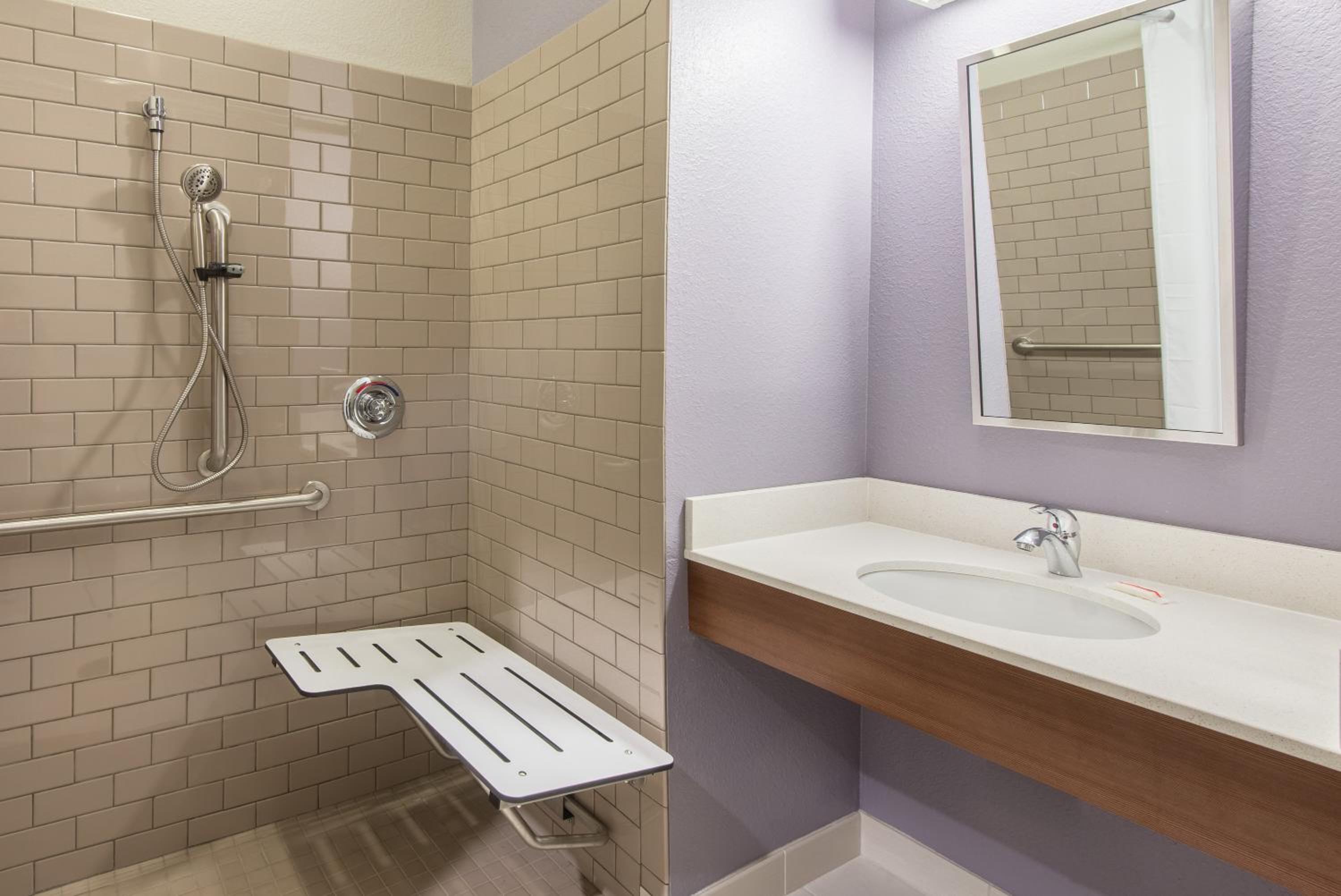 Deluxe Queen Room - Disability Access/Non-Smoking