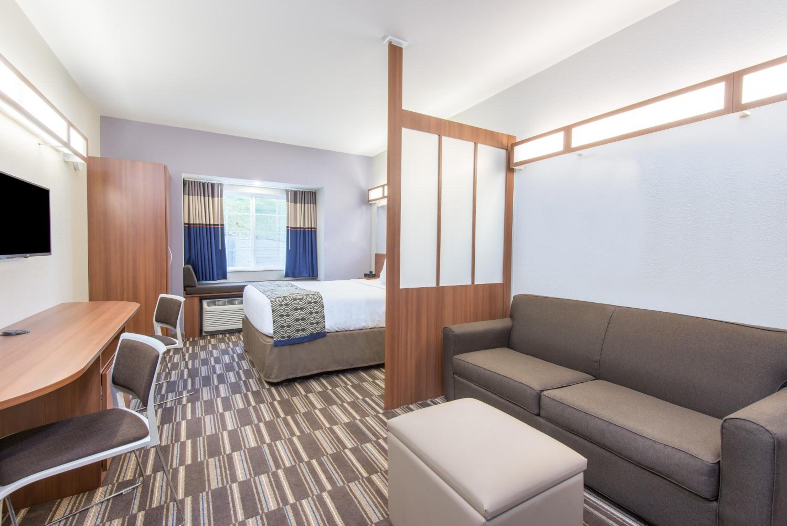 Queen Suite - Disability Access/Non-Smoking photo 3