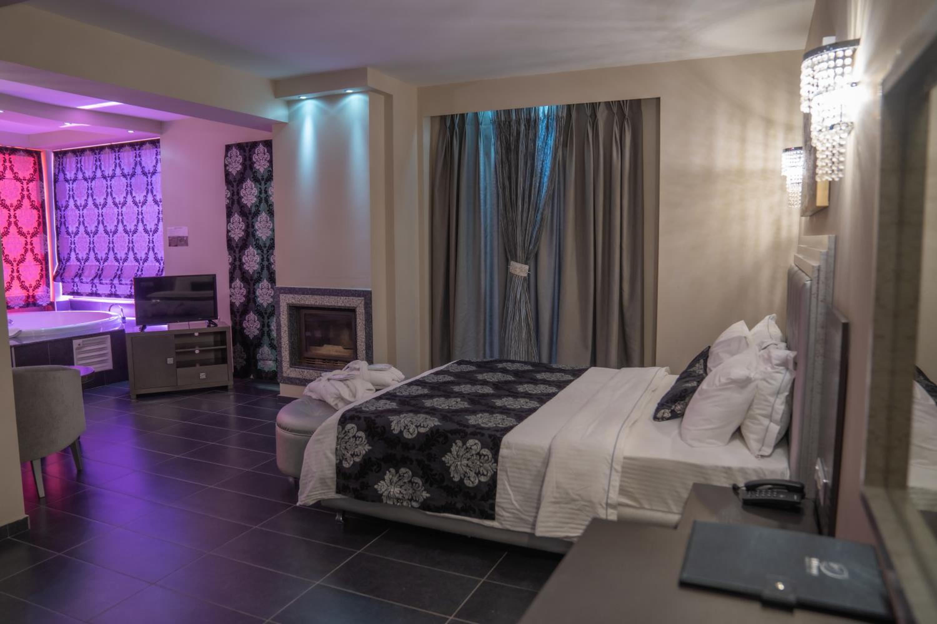 Double Room with Hot Tub - Photo 2