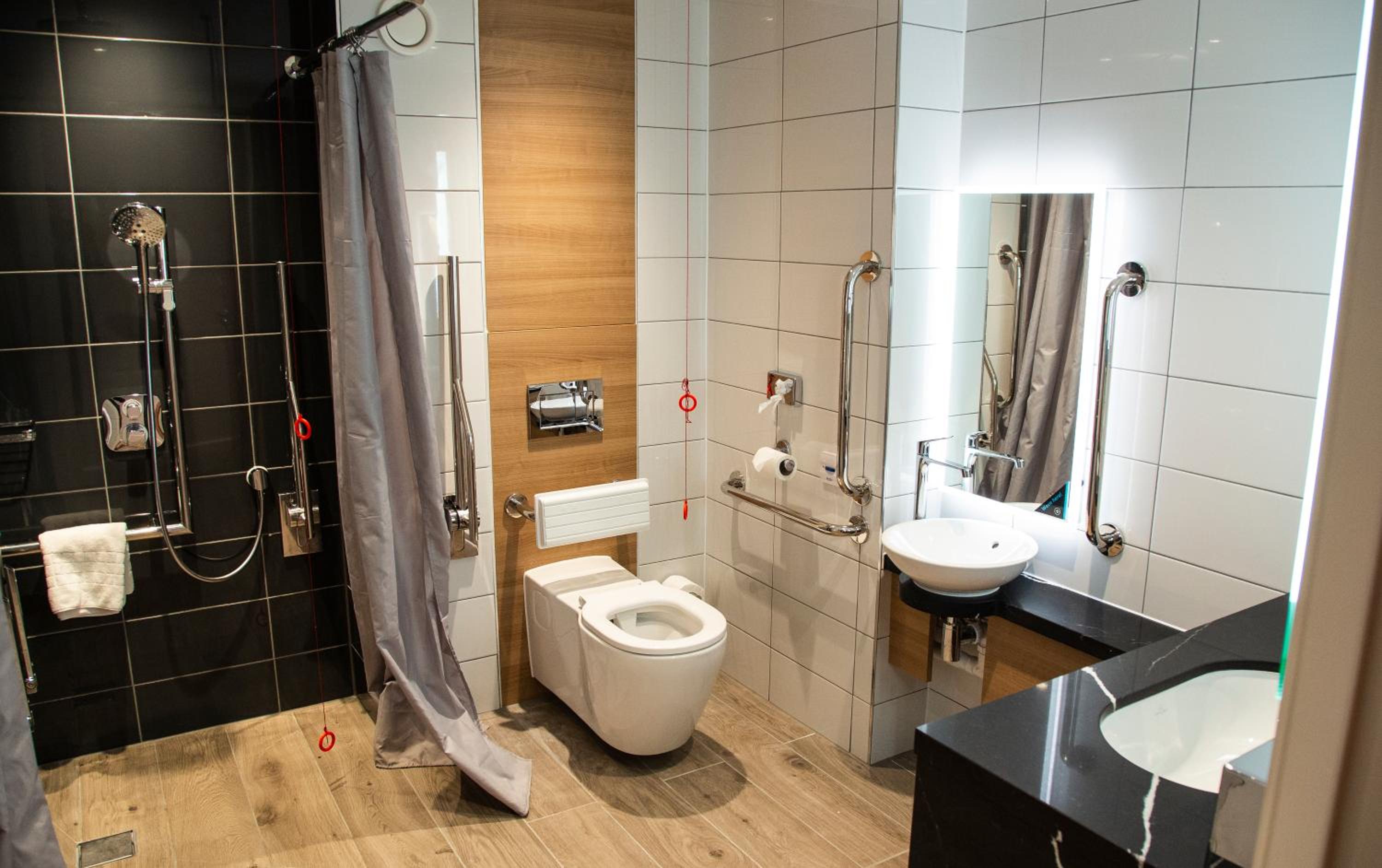 King Room - Mobility Accessible  - Photo 2