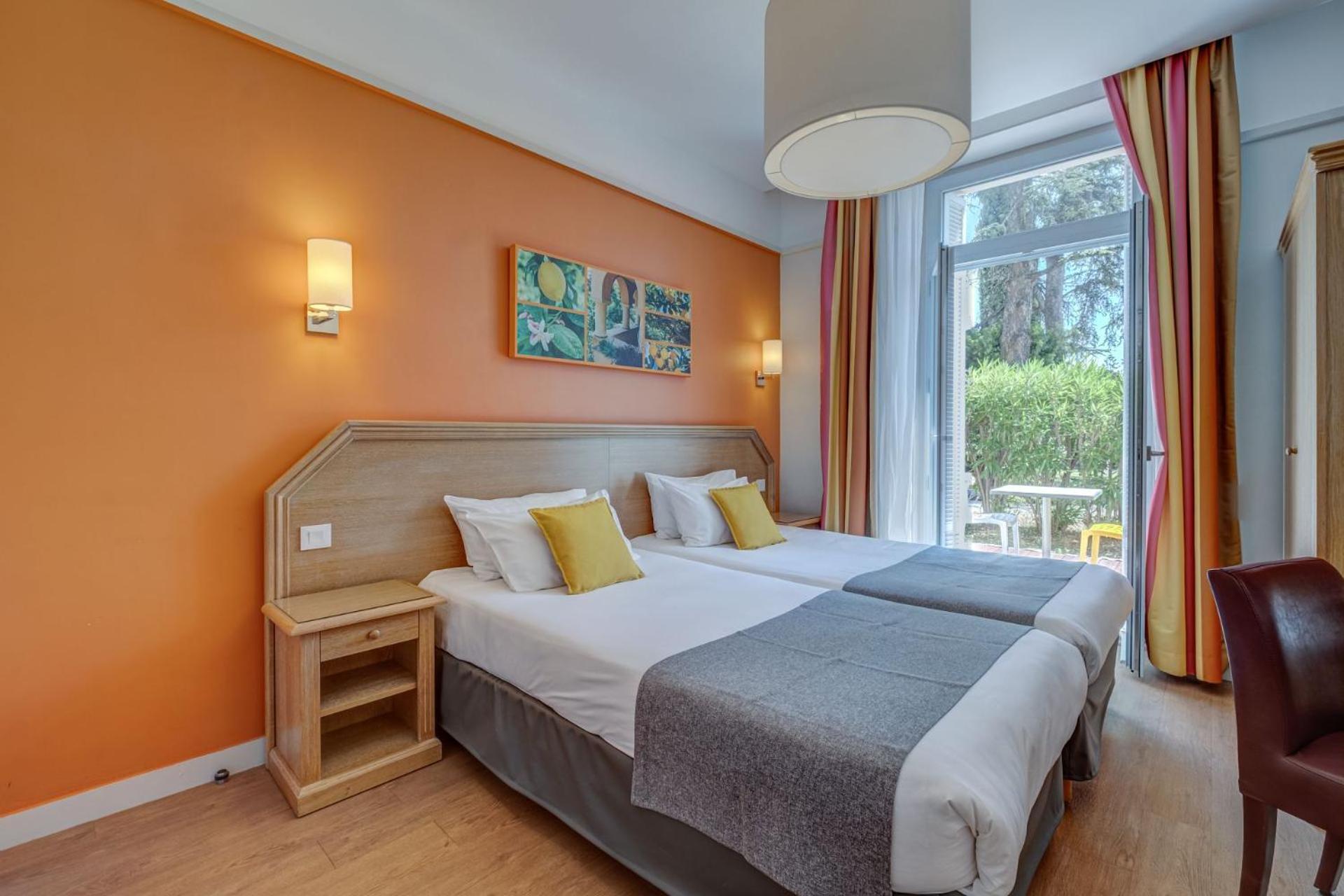 Twin Room - Park Side photo 2