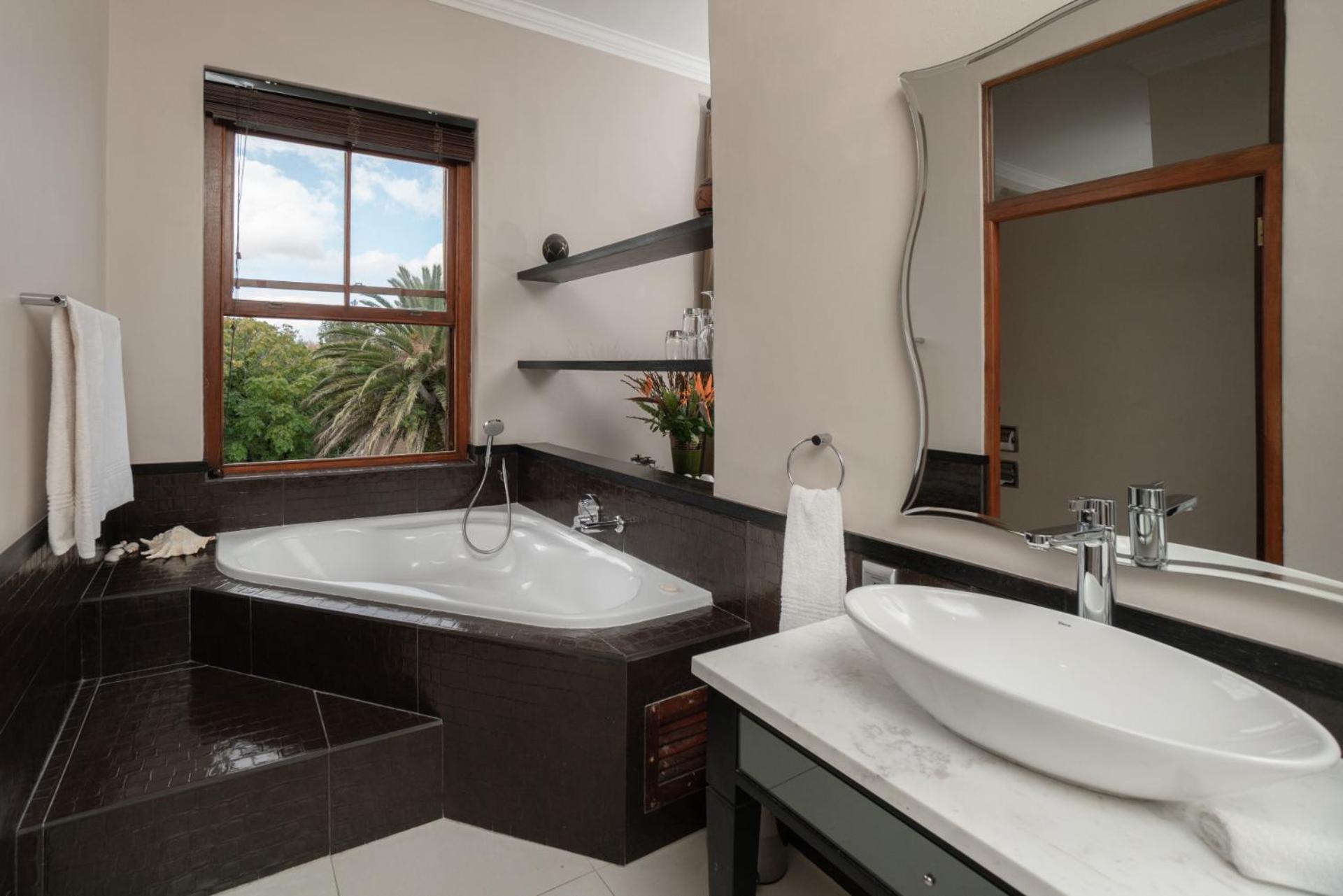 Deluxe Suite - Photo 8