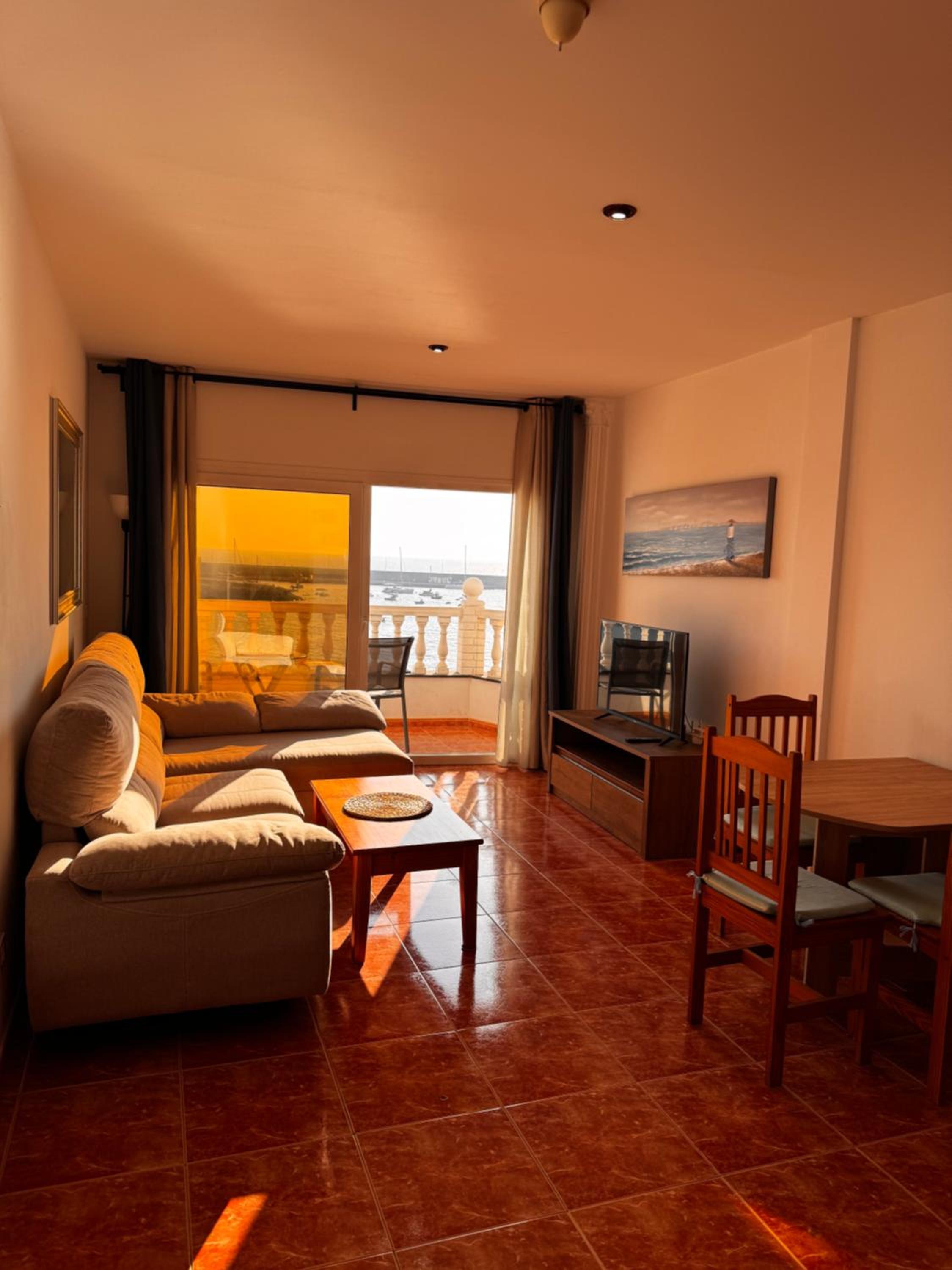 Habitación triple con vista al mar.