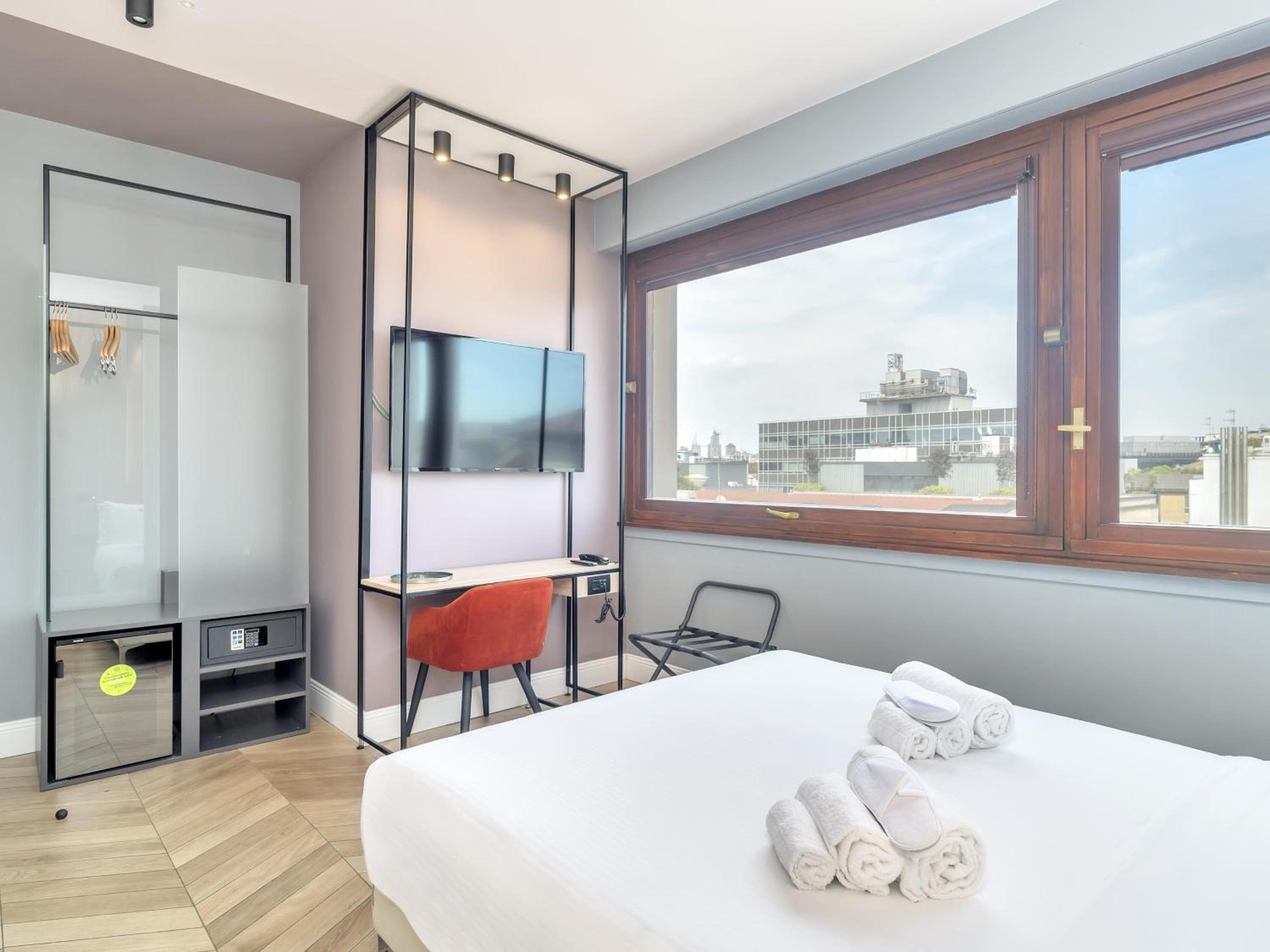 Double Room with Terrace thumbnail 6