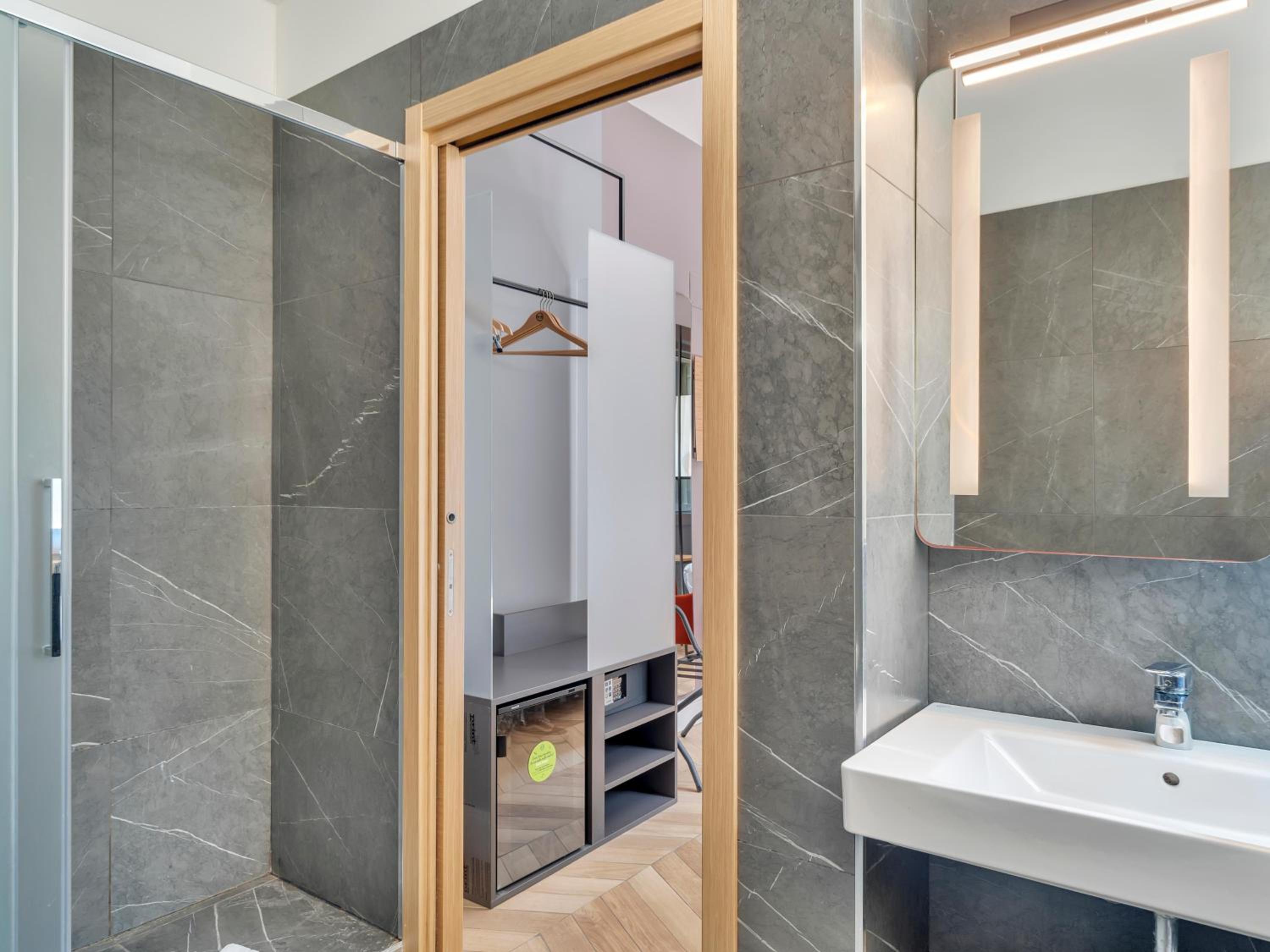 Superior Double Room thumbnail 6