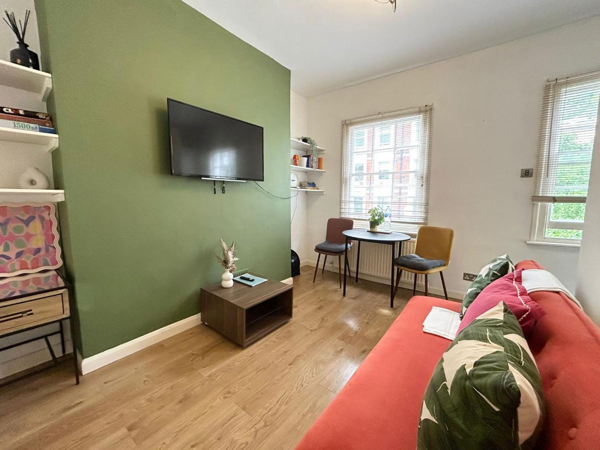 One-Bedroom Apartment photo 1