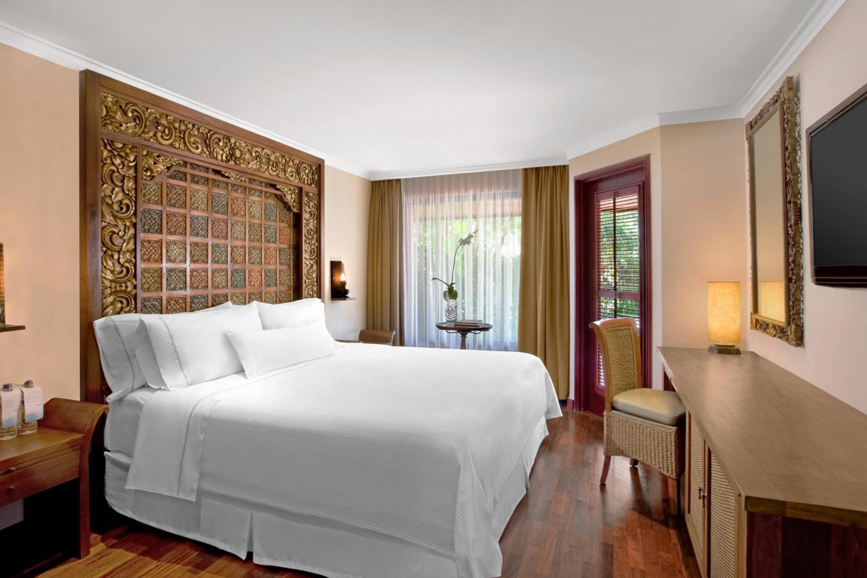 One-Bedroom Ocean View King Suite with Free Daily Resort Activities and Kids Amenities photo 3
