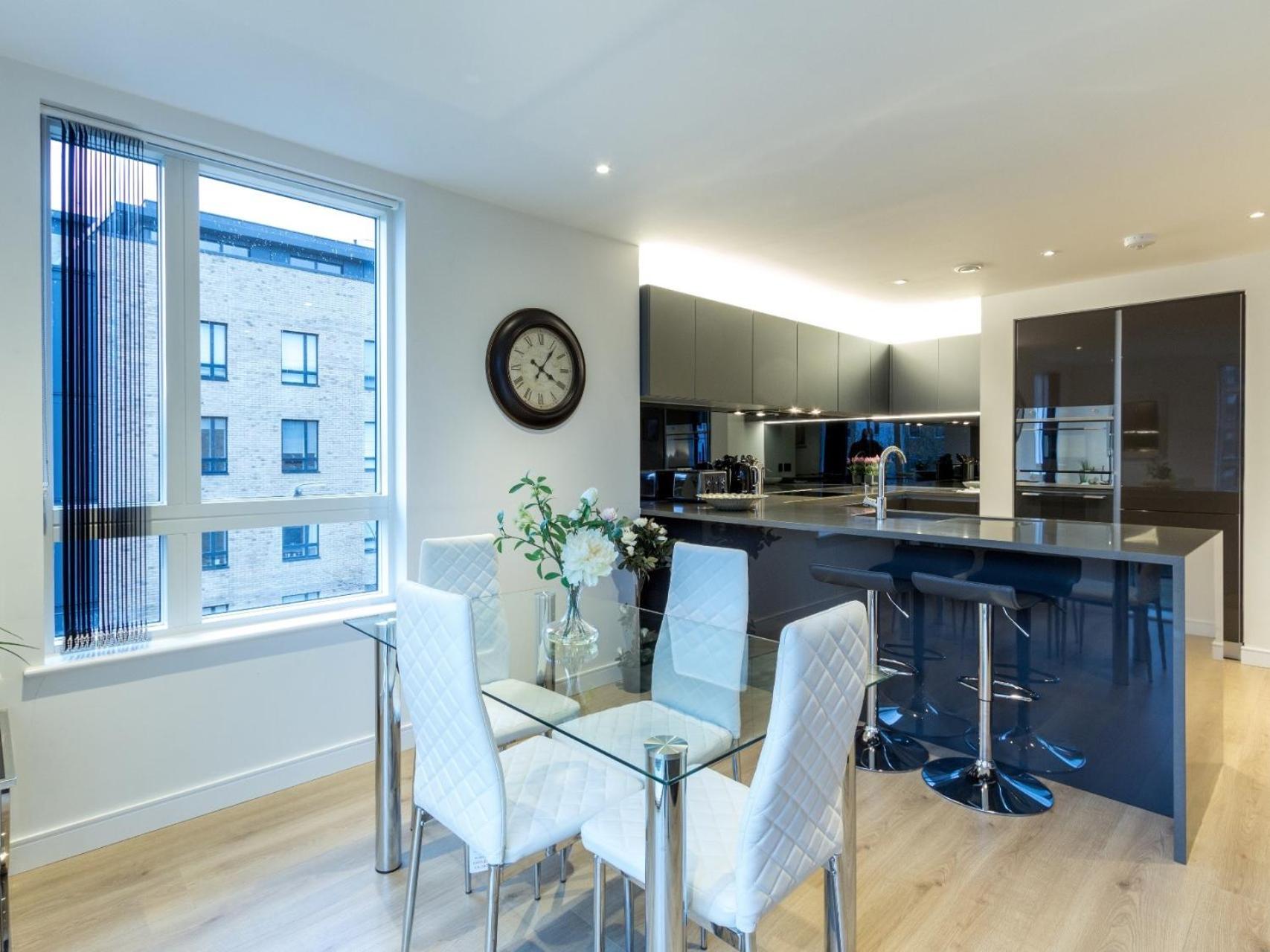 Two-Bedroom Apartment with Balcony photo 2