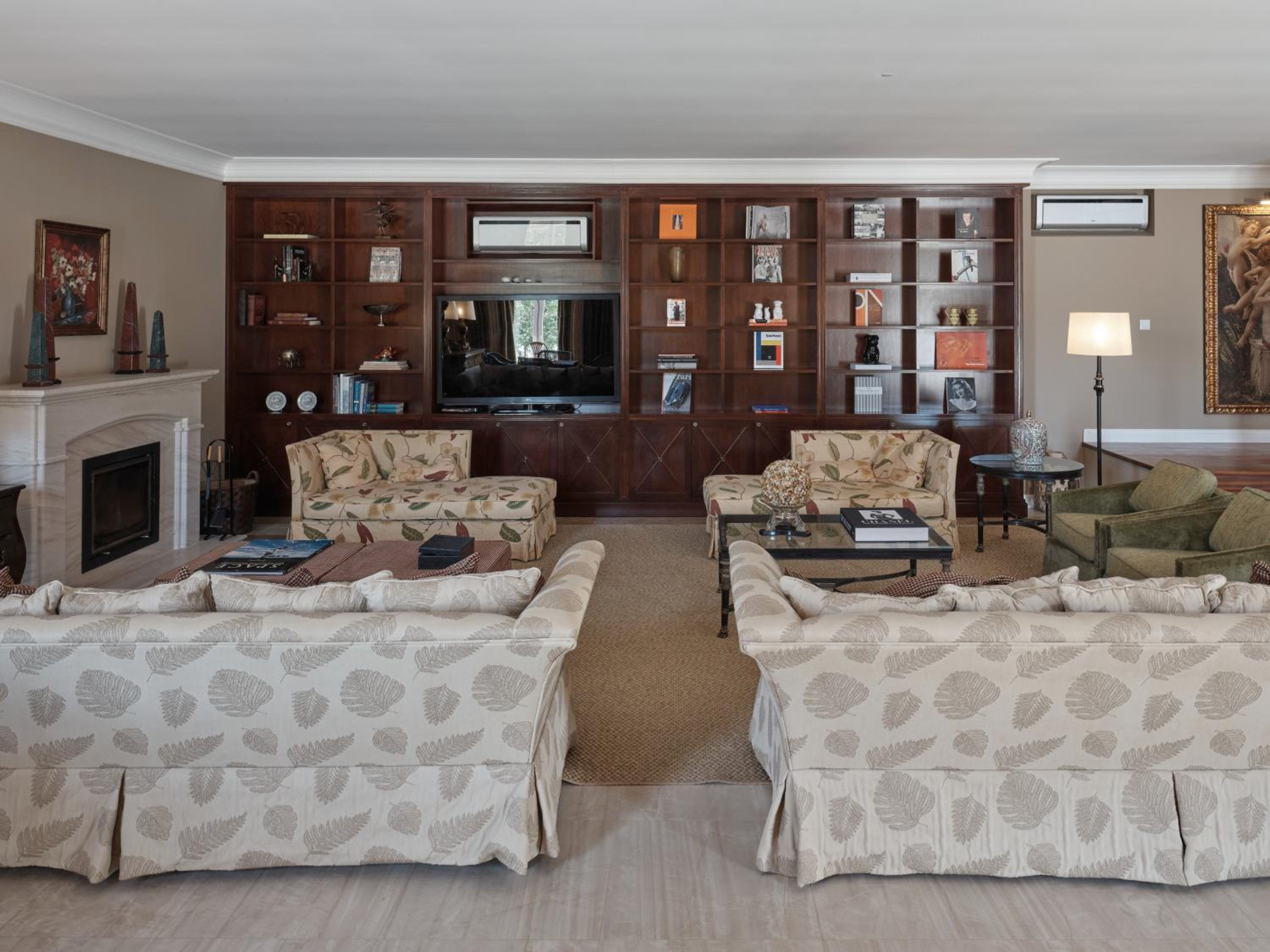 Seven-Bedroom House photo 2