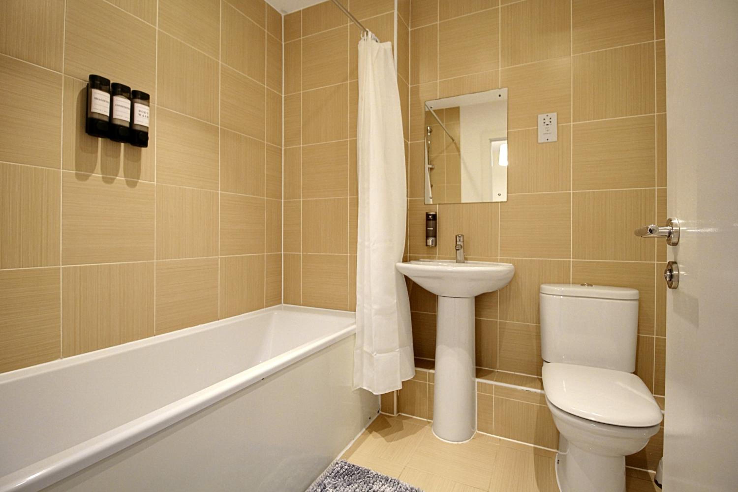 Four-Bedroom House photo 2