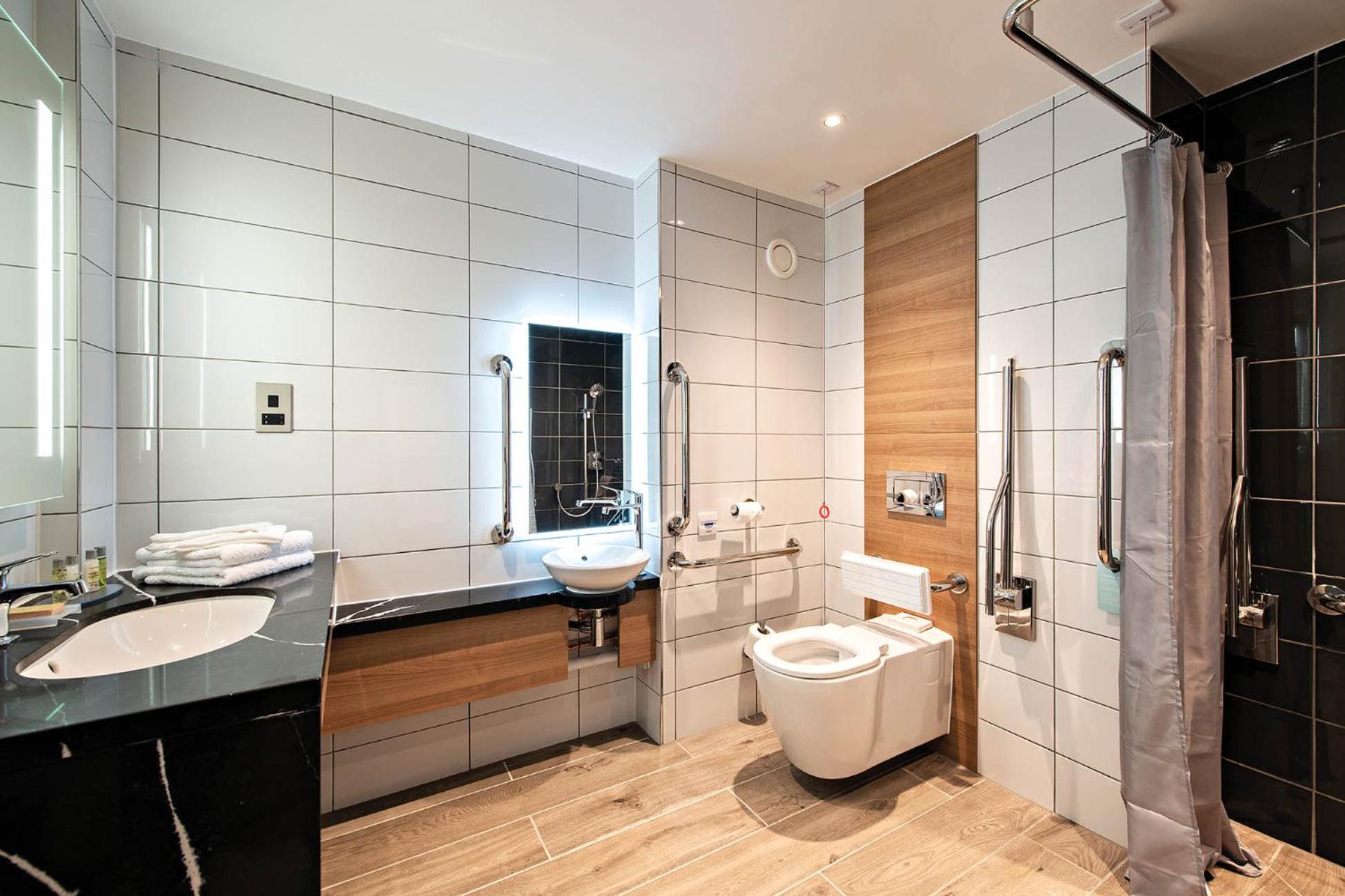 King Room - Mobility Accessible  - Photo 3