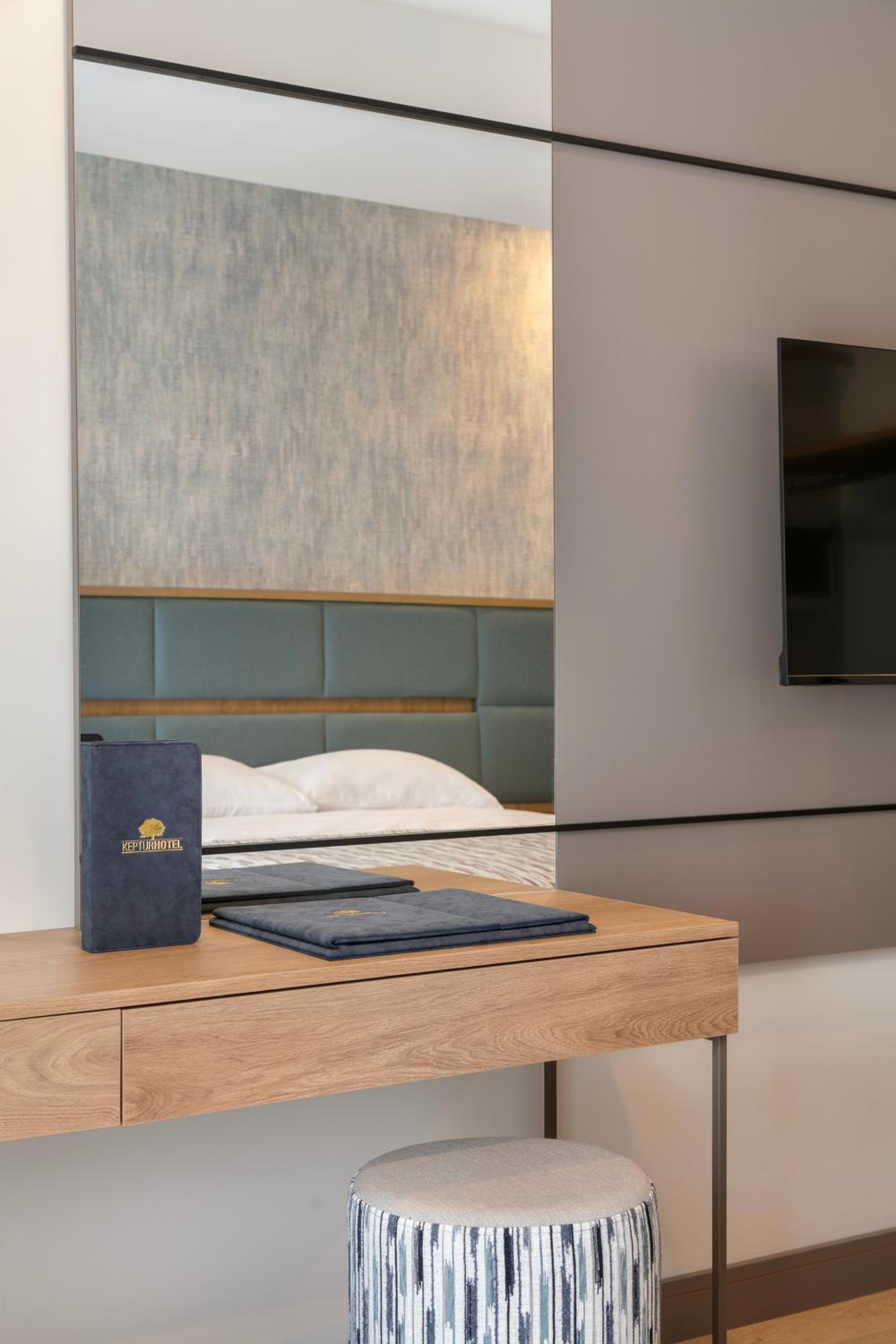 Deluxe Double Room with Balcony - Photo 5