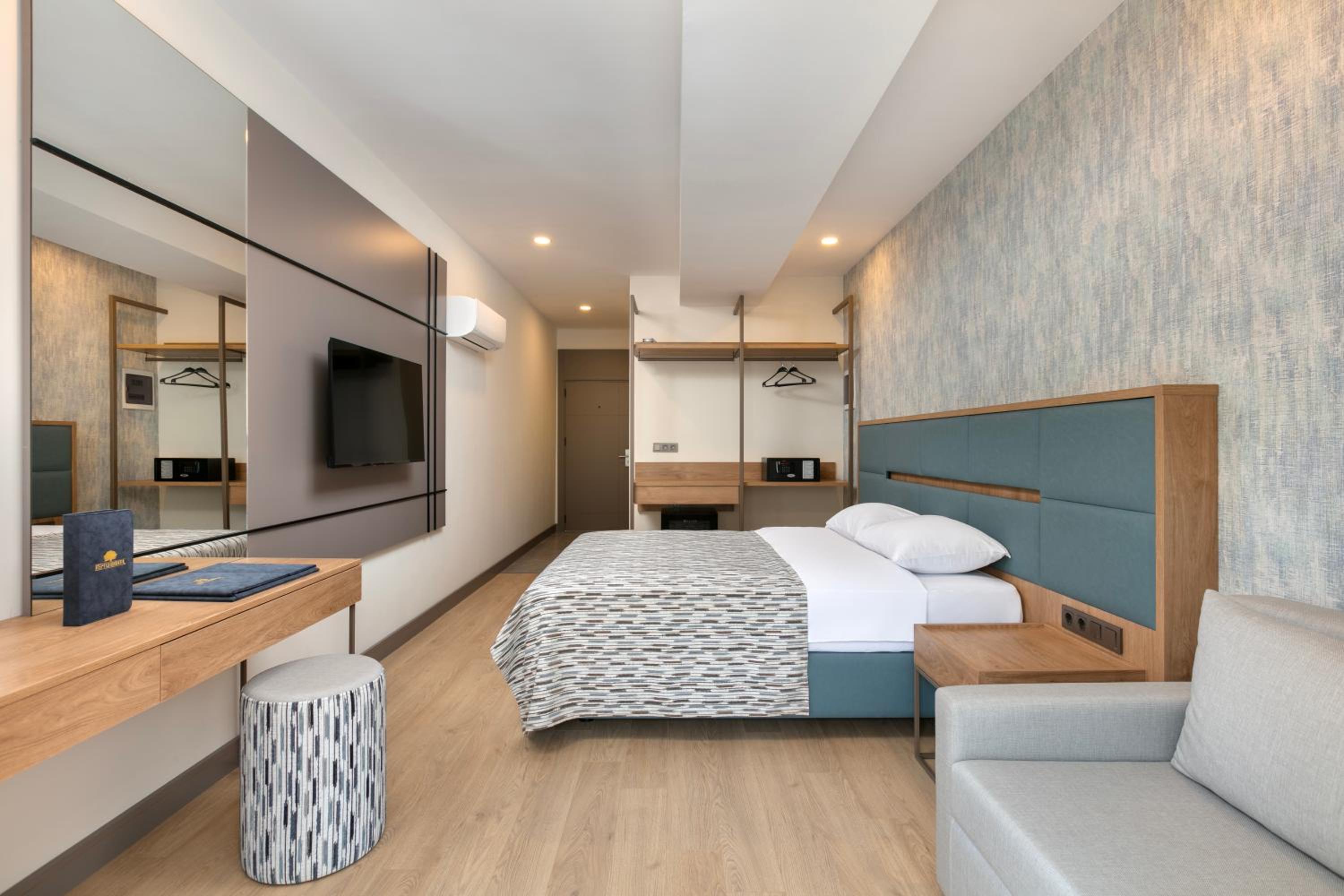 Deluxe Double Room with Balcony - Photo 6