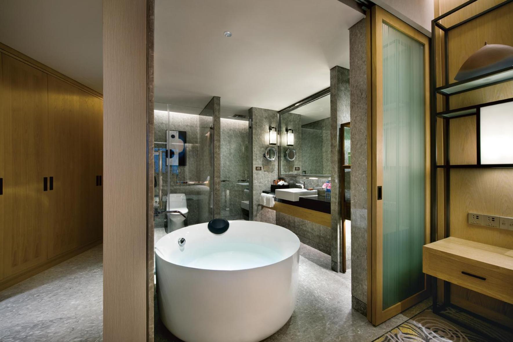 Standard Twin Room with Lounge Access thumbnail 6