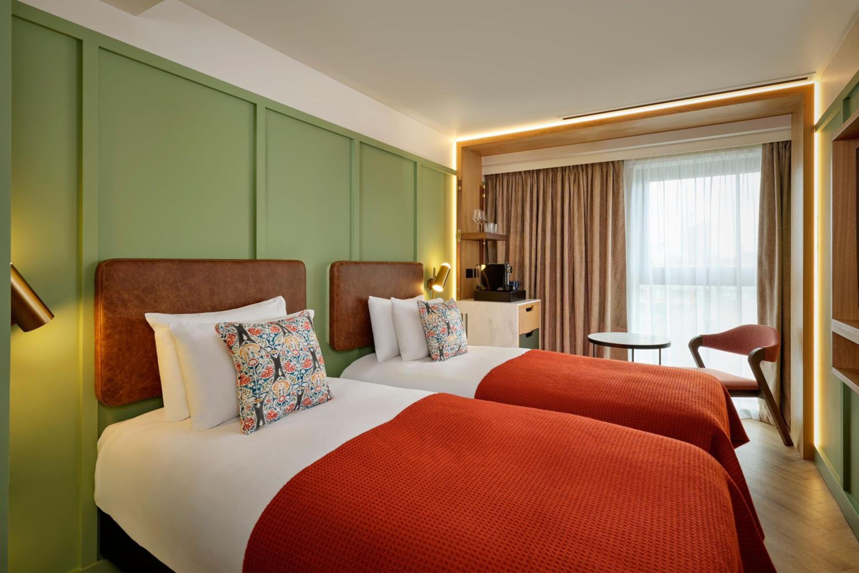 Deluxe Twin Room with City View - Photo 4