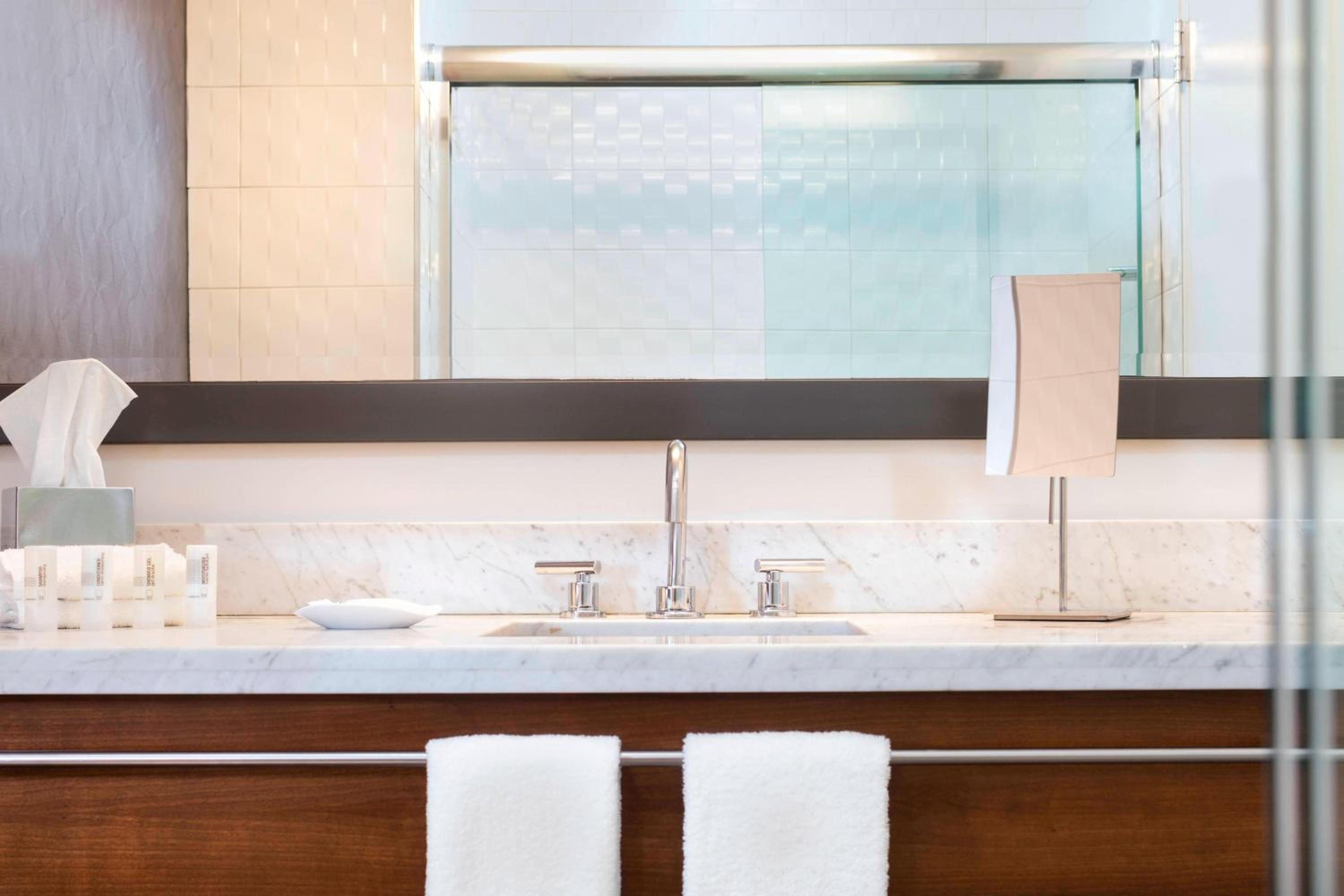 Deluxe King Room - Hearing Accessible - Photo 10