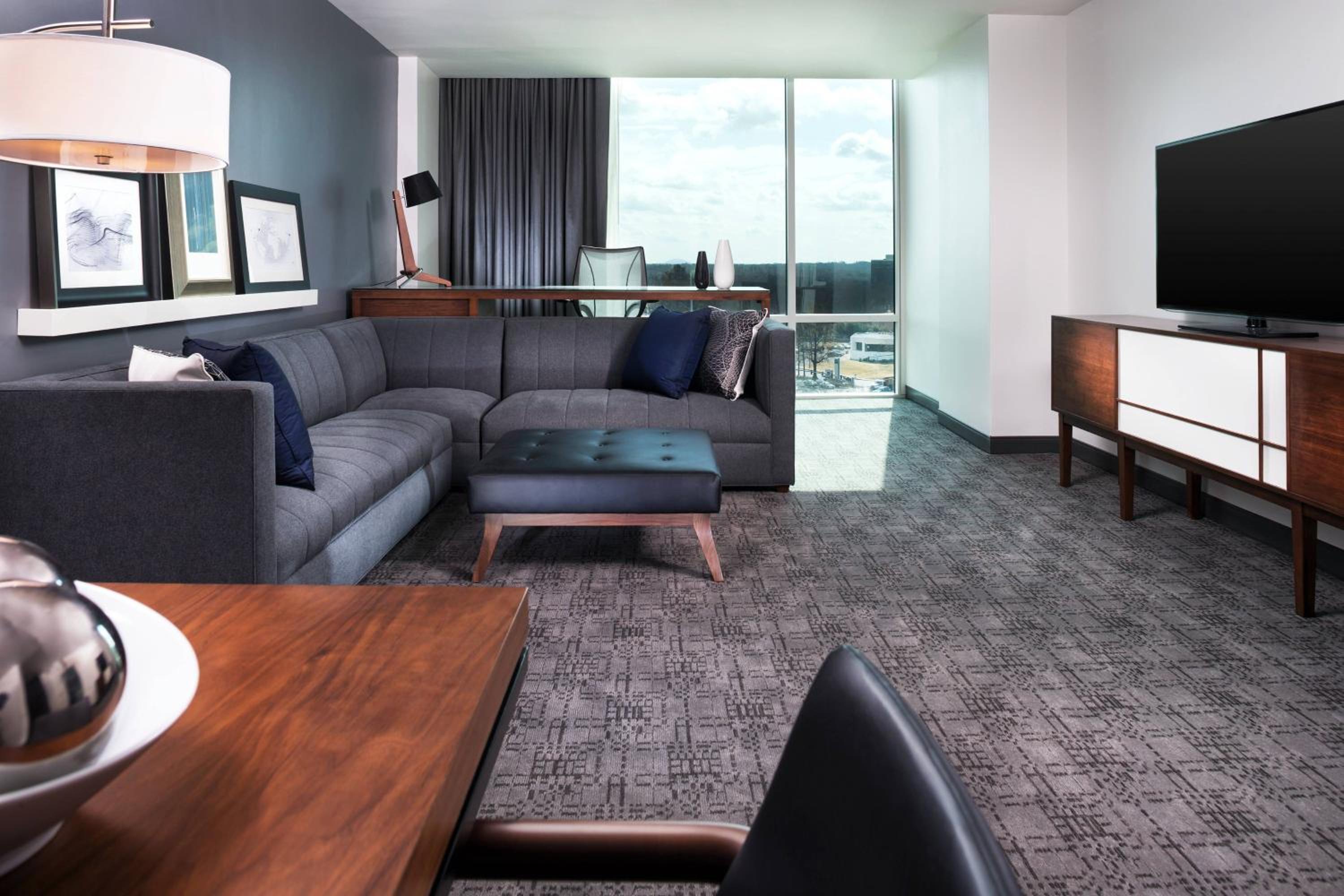 Suite, 1 King - Photo 2