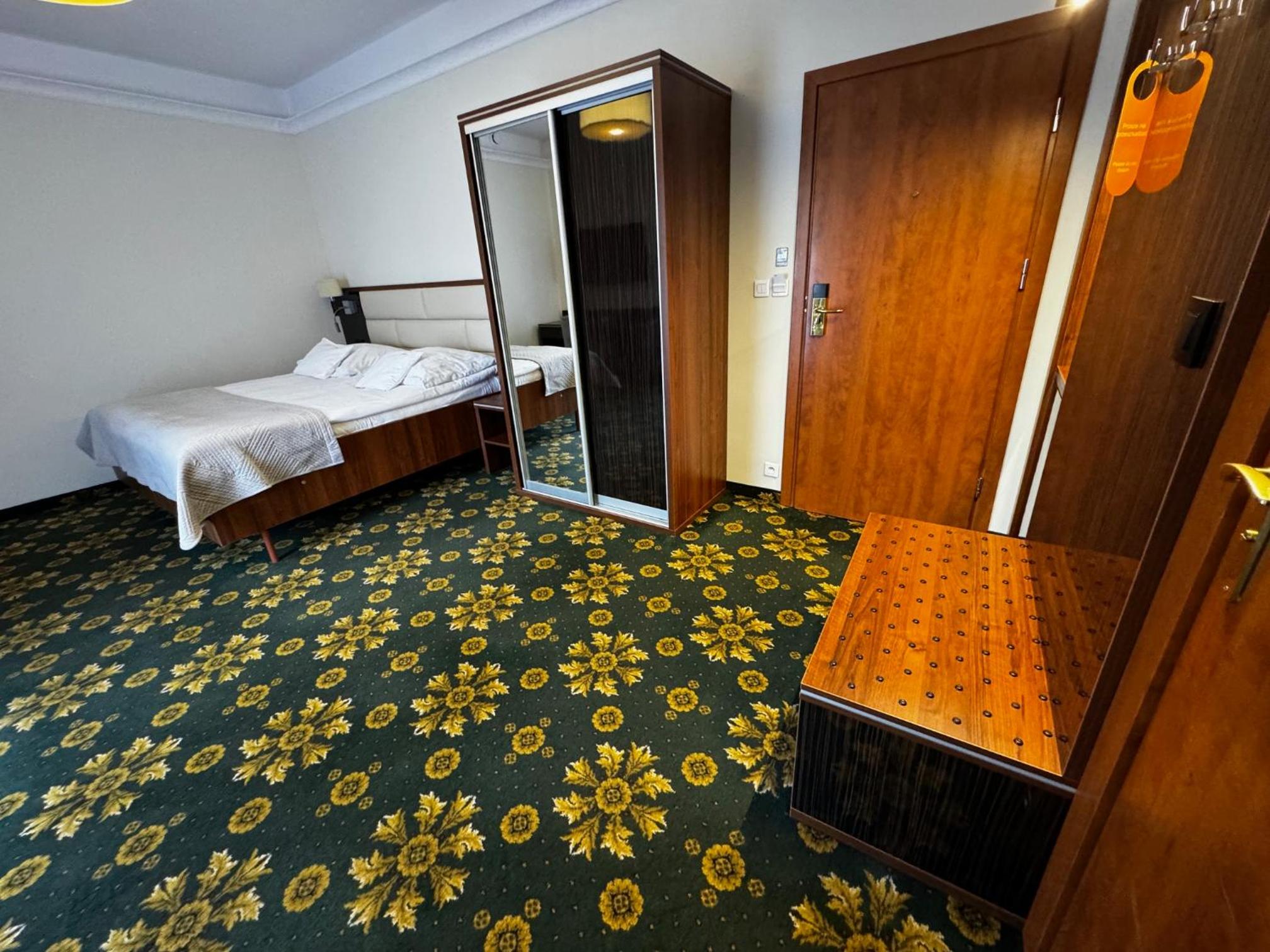 Double or Twin Room - Photo 8