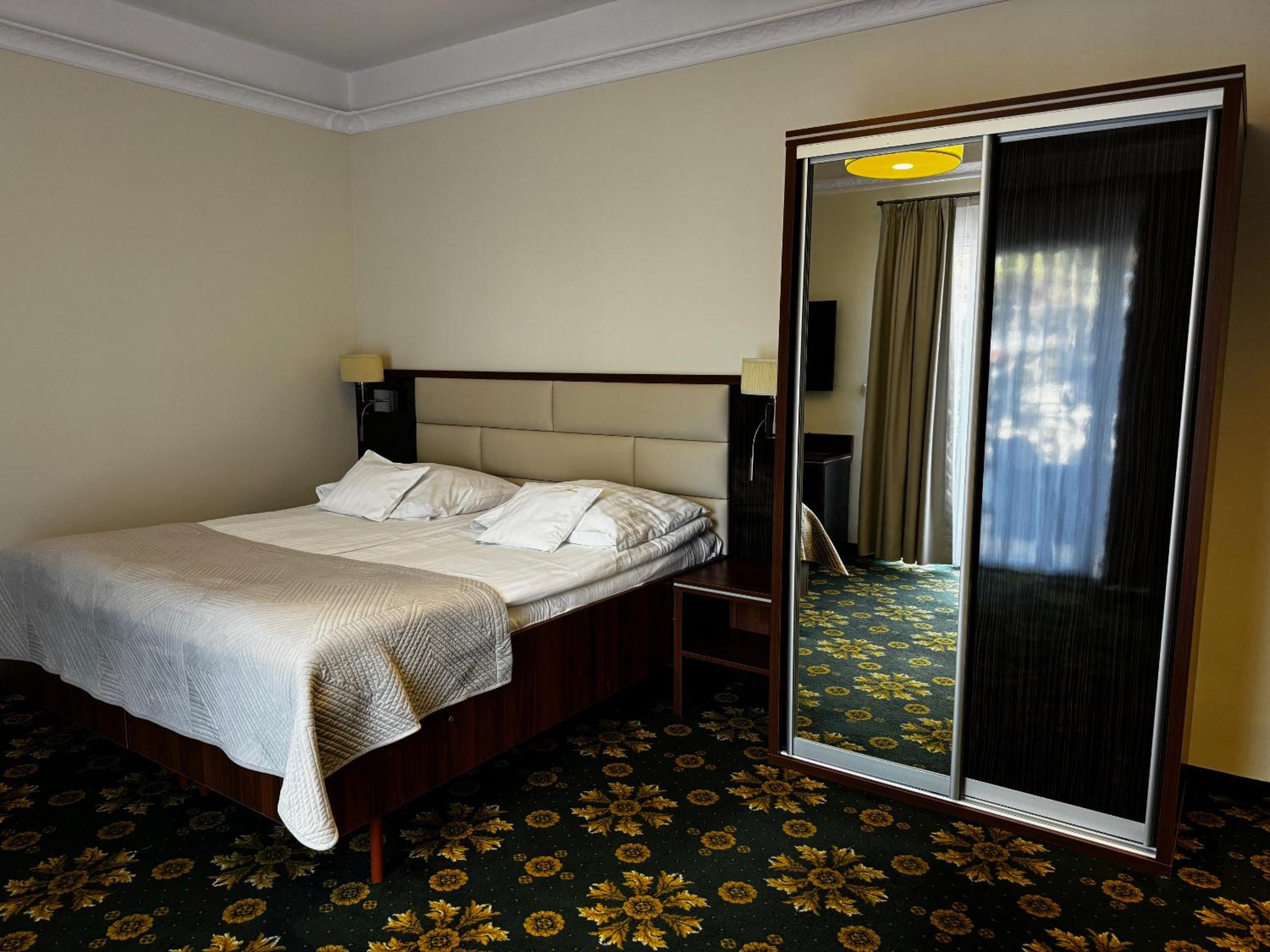 Double or Twin Room - Photo 9