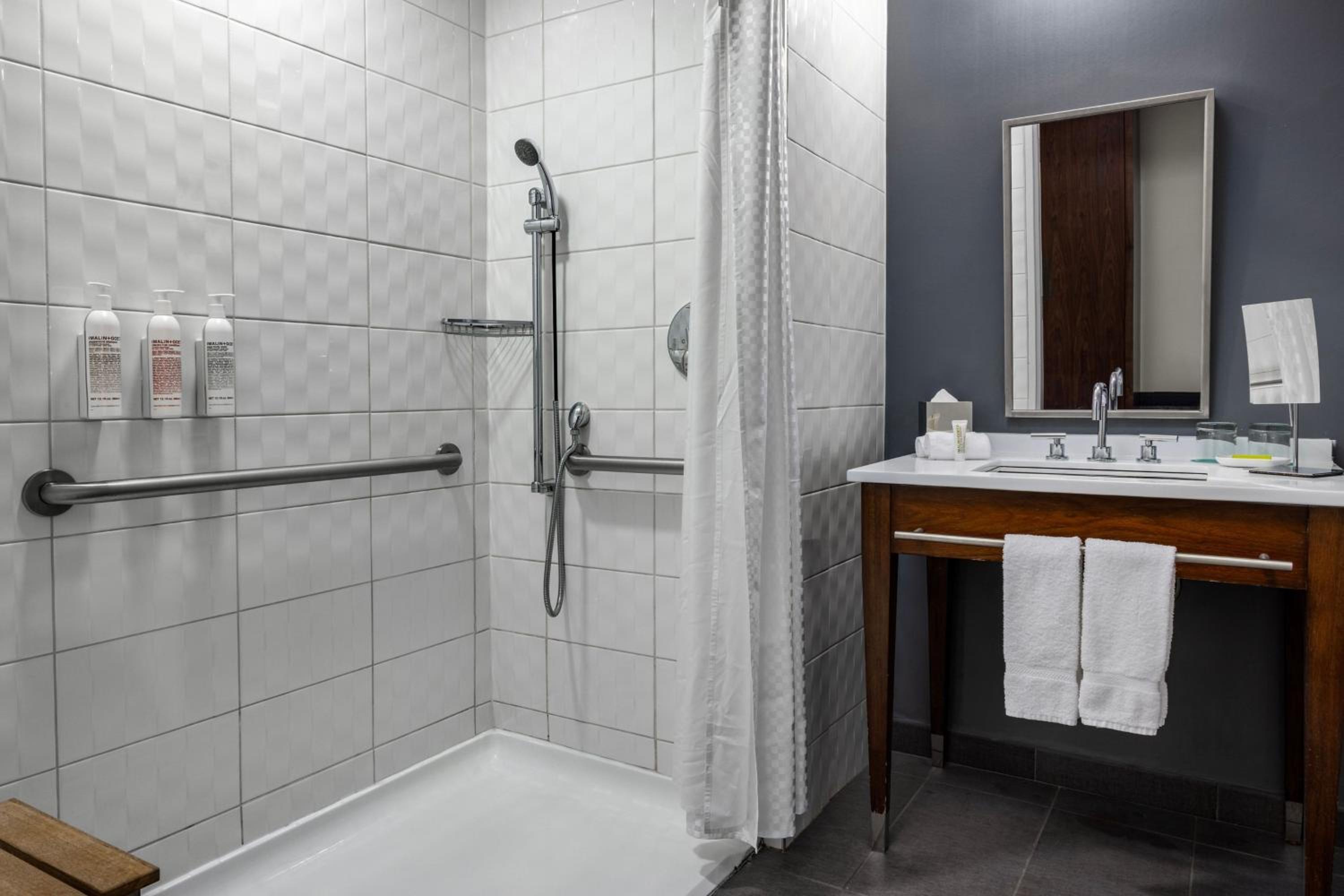 Deluxe King Room with Adapted Tub - Mobility Accessible - Photo 2